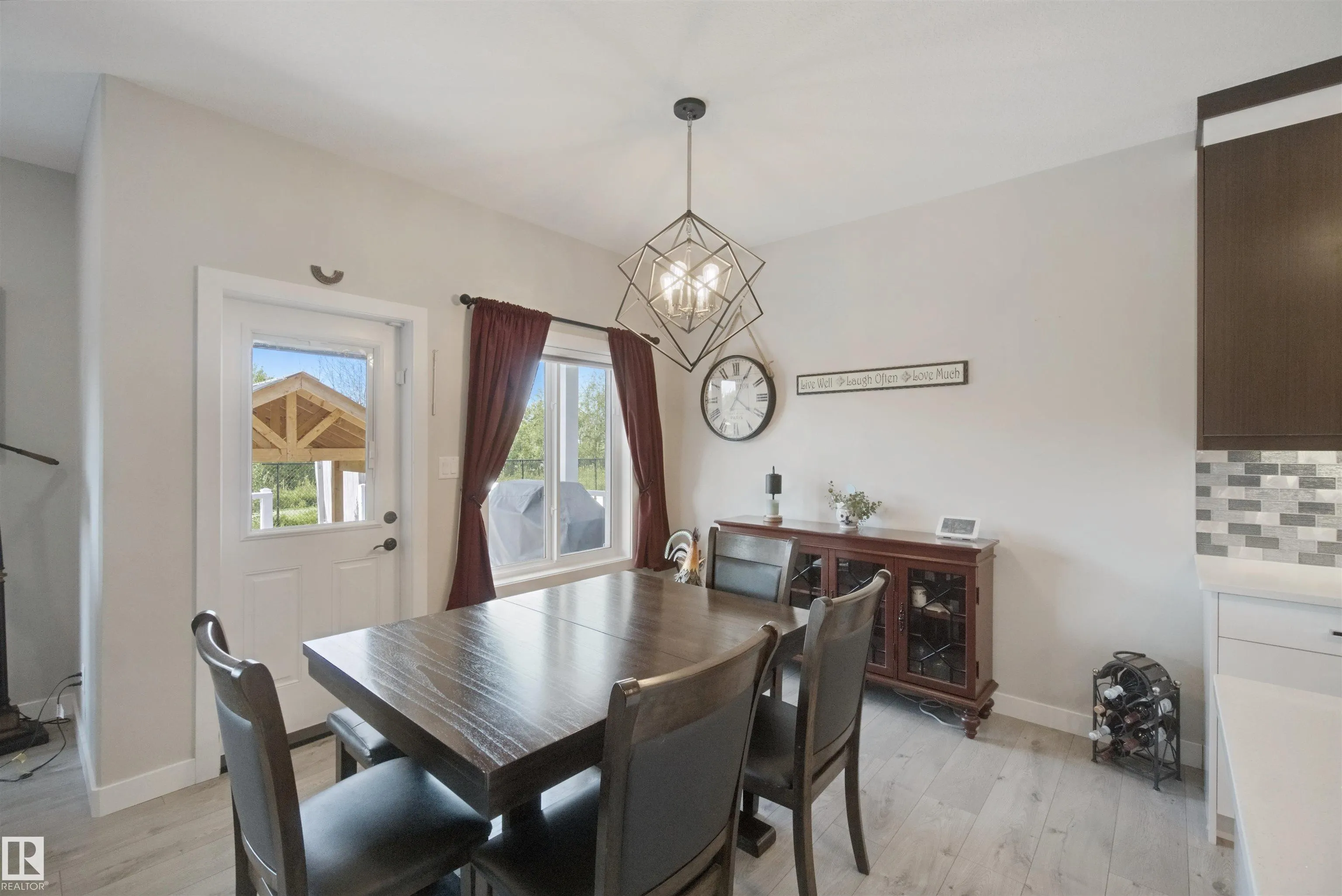 3895 ROBINS Crescent