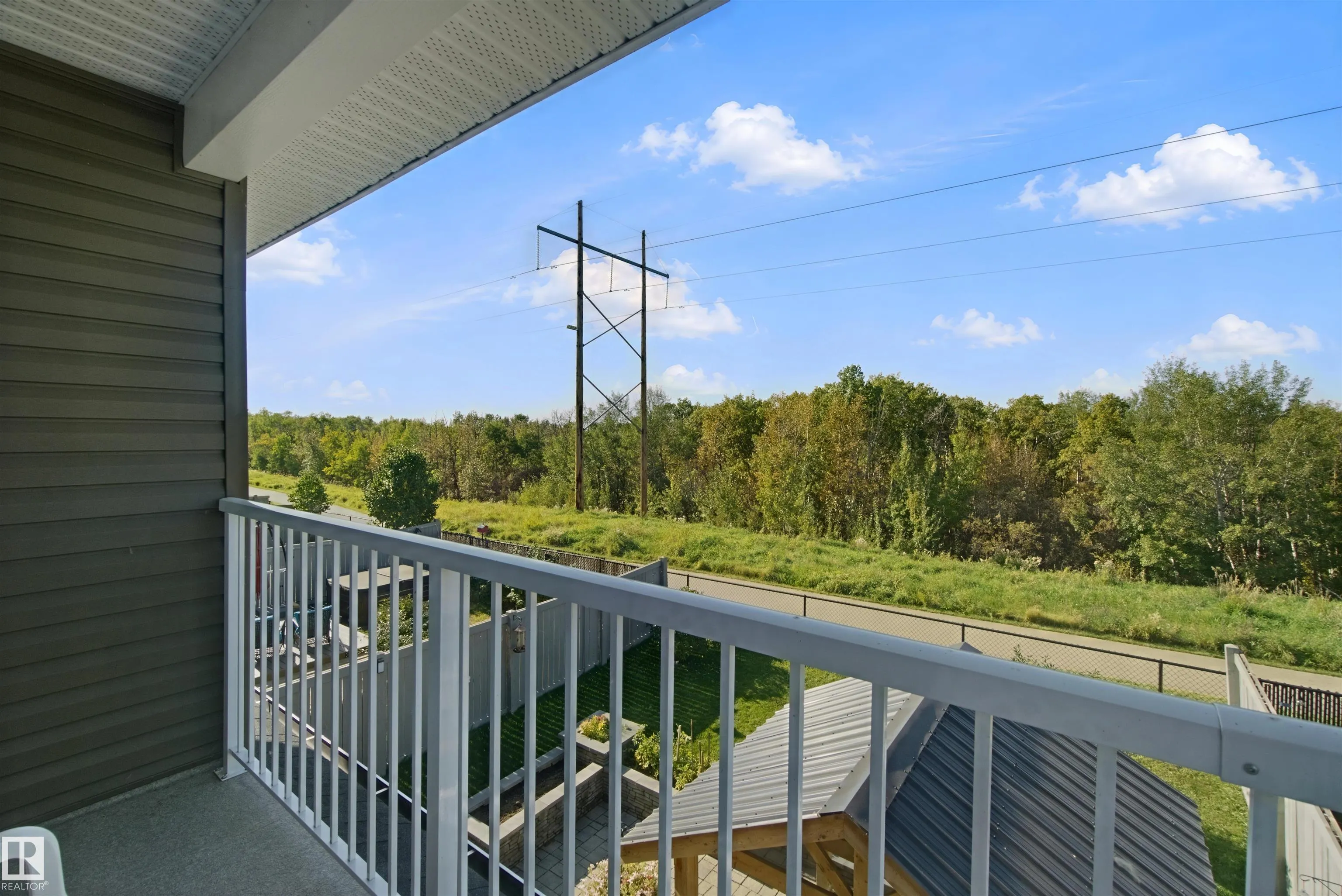 3895 ROBINS Crescent