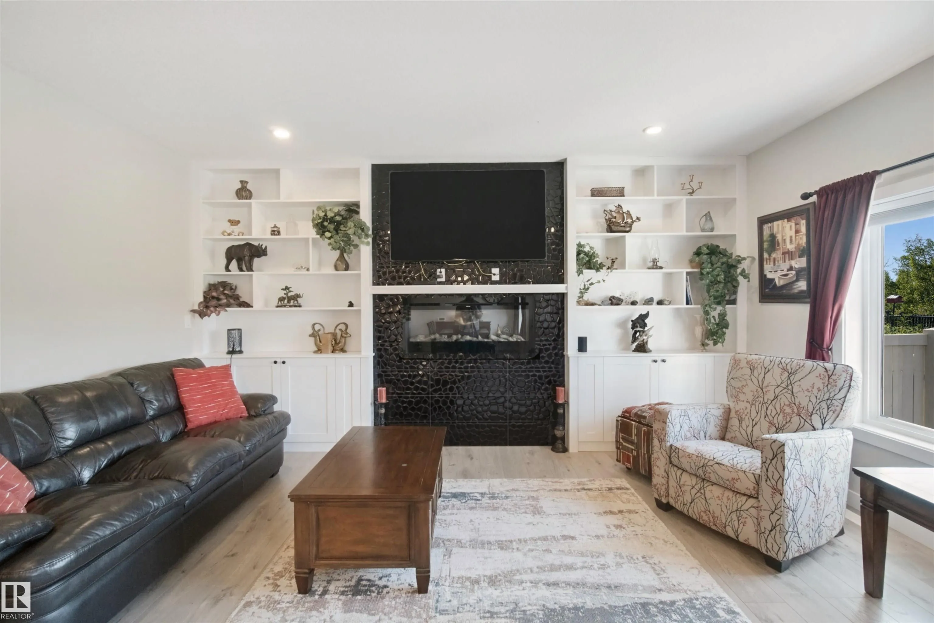 3895 ROBINS Crescent