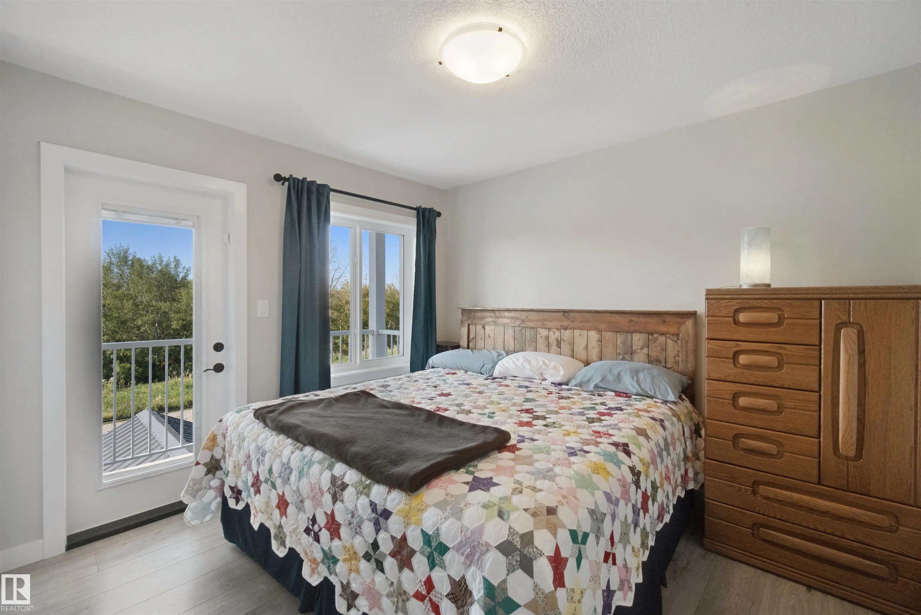 3895 ROBINS Crescent