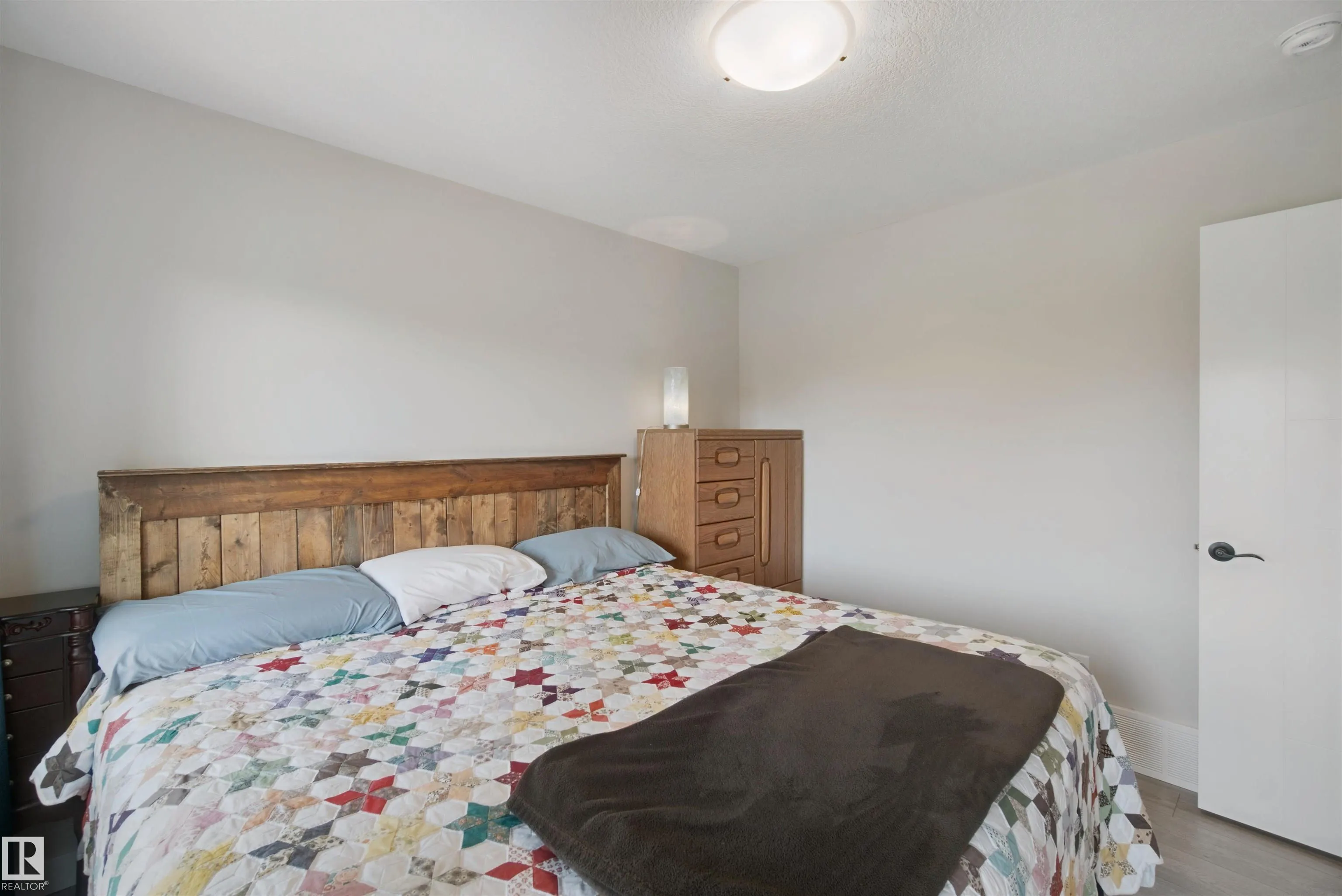 3895 ROBINS Crescent