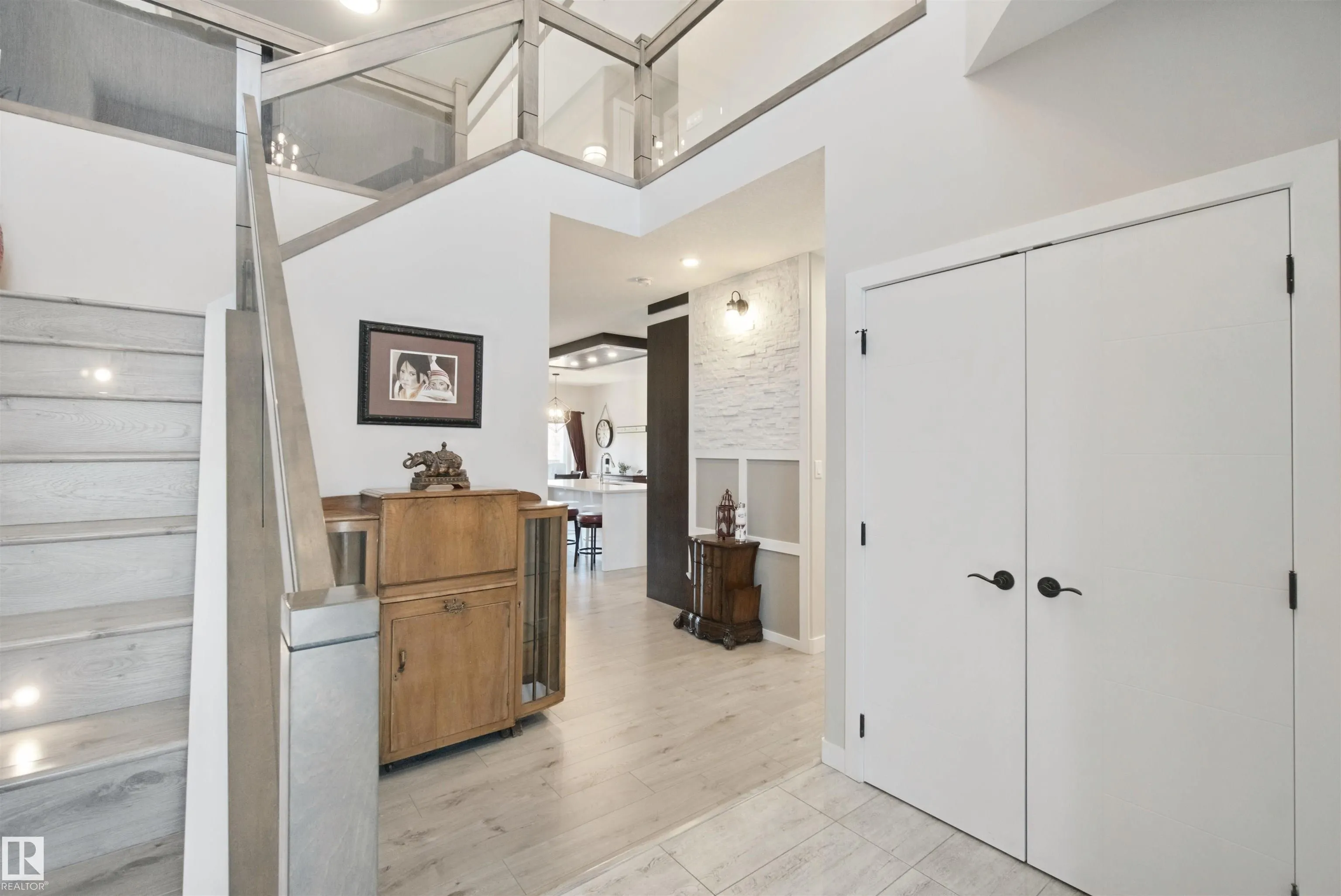 3895 ROBINS Crescent