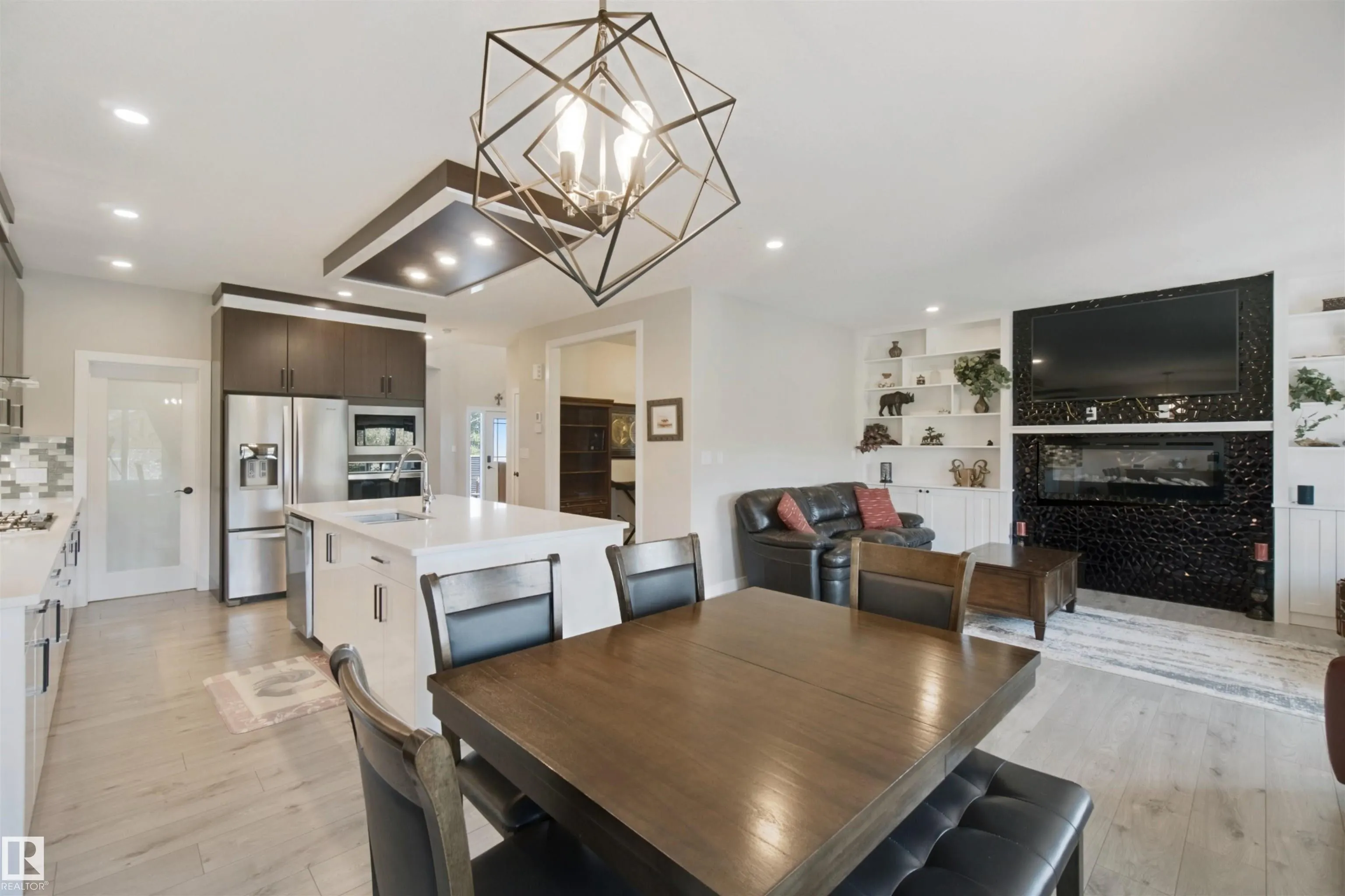 3895 ROBINS Crescent