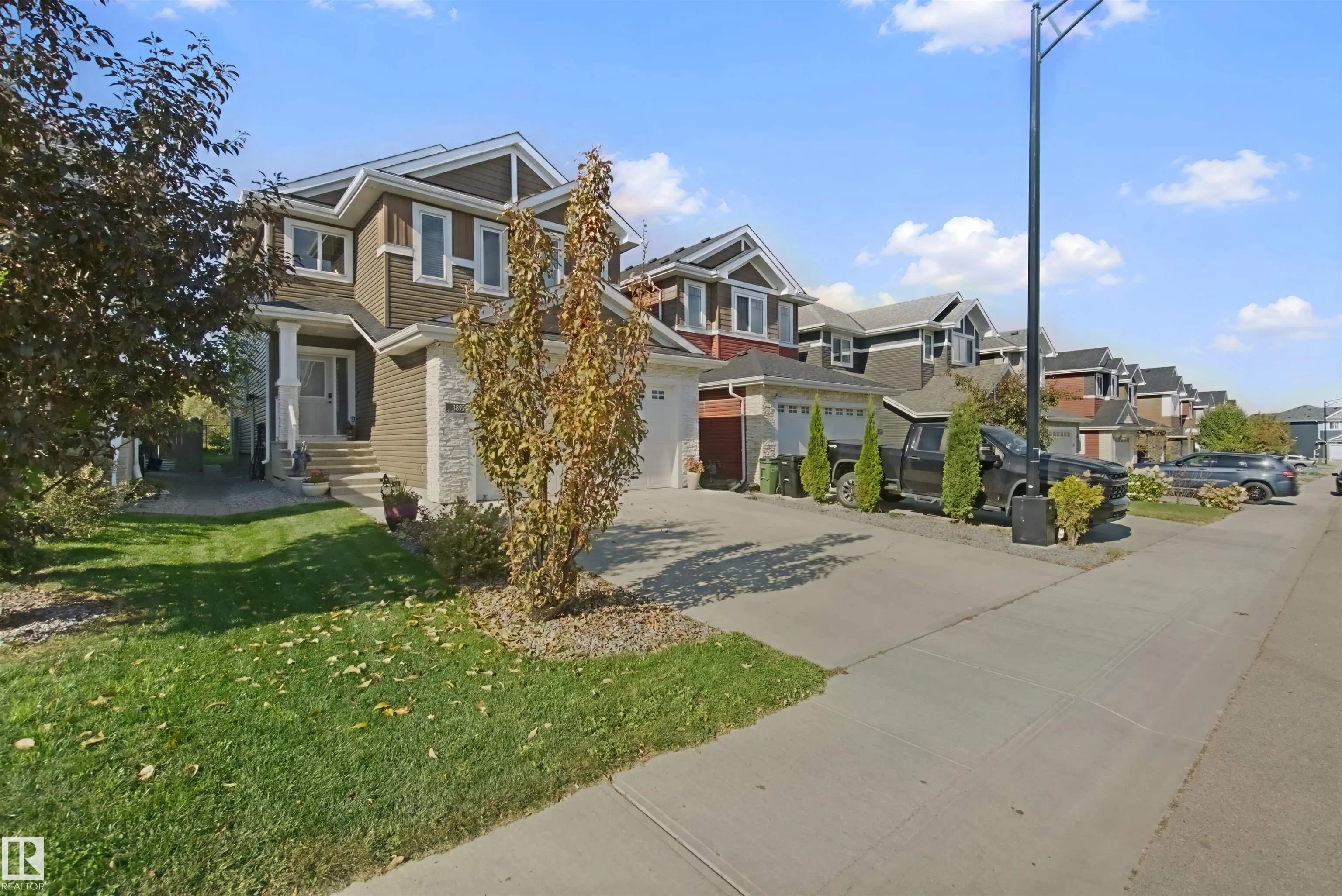 3895 ROBINS Crescent