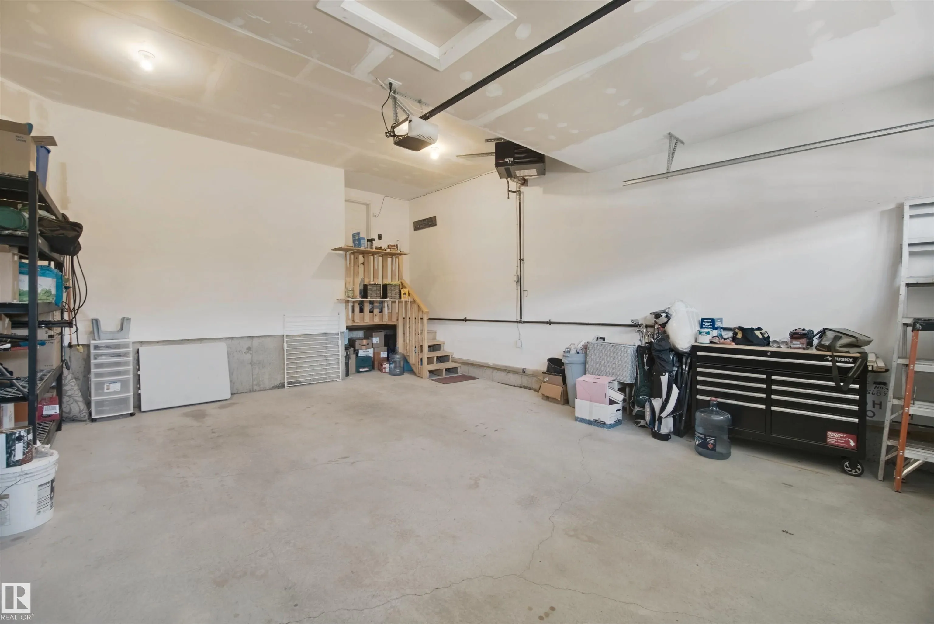 3895 ROBINS Crescent