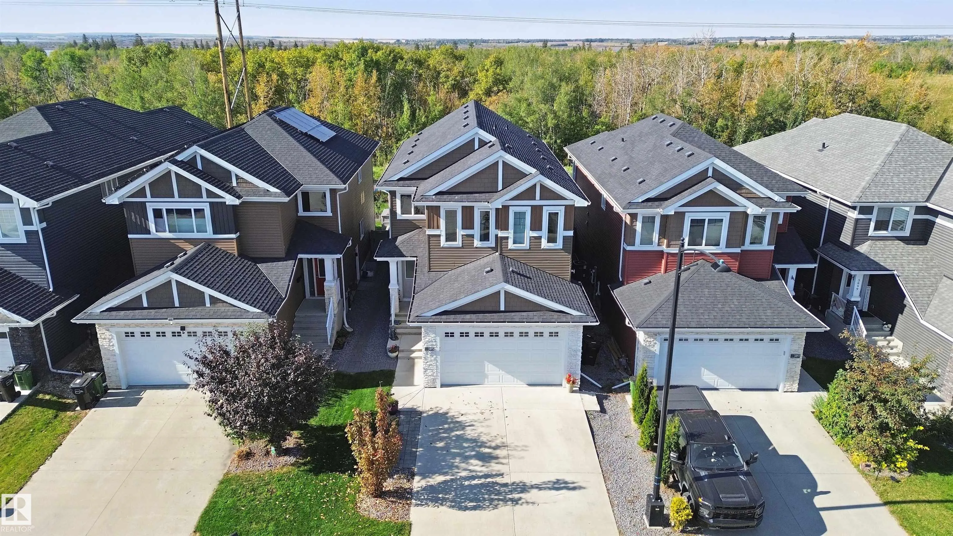 3895 ROBINS Crescent