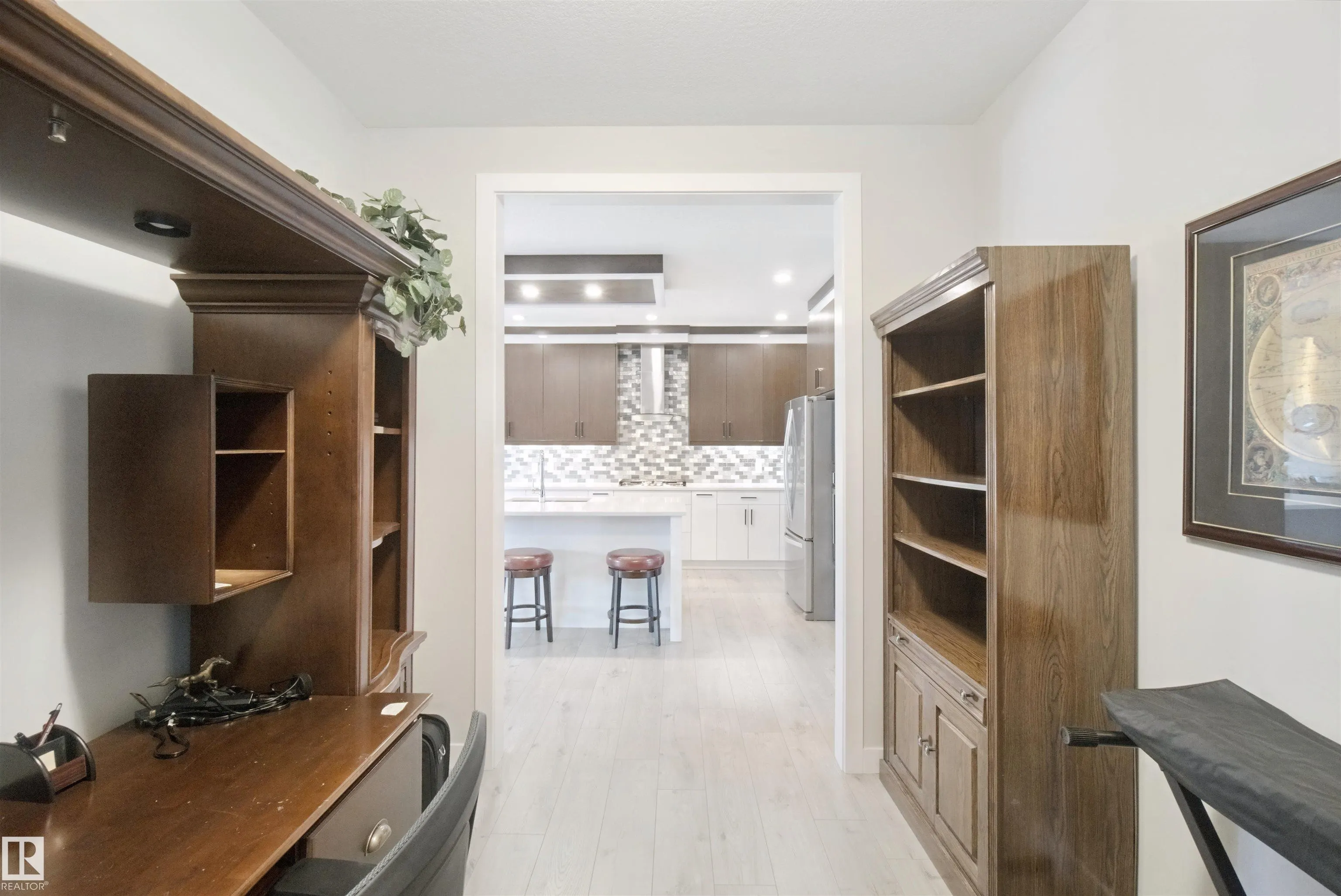3895 ROBINS Crescent