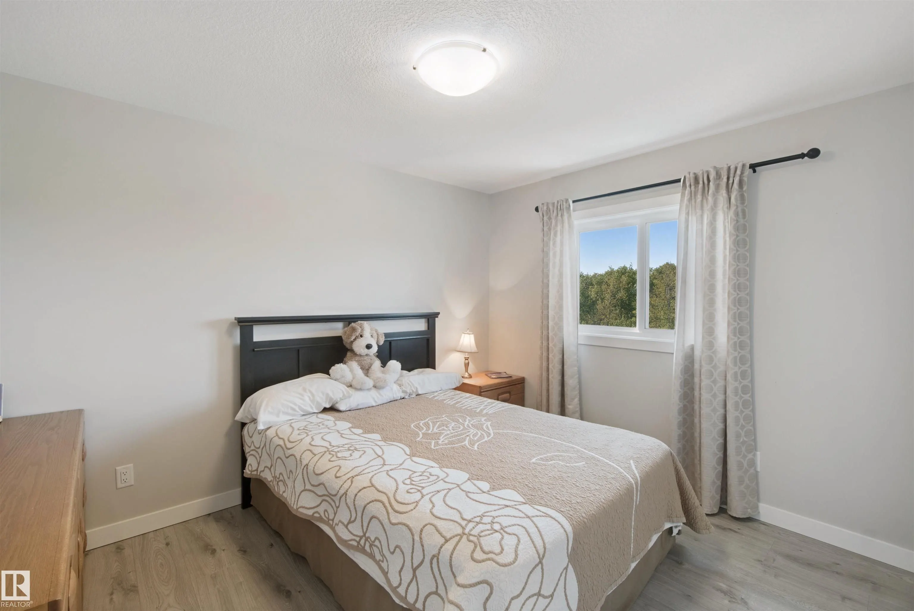 3895 ROBINS Crescent