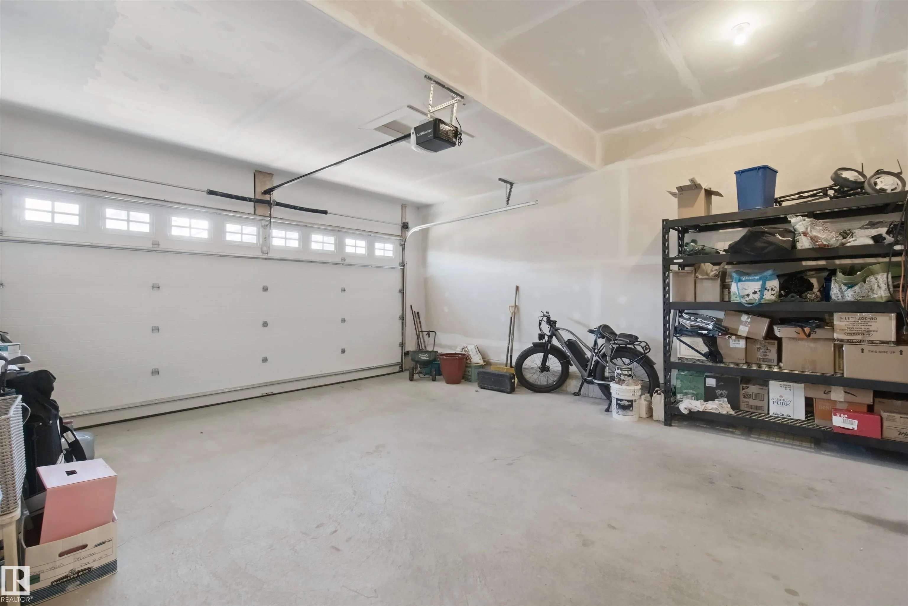 3895 ROBINS Crescent