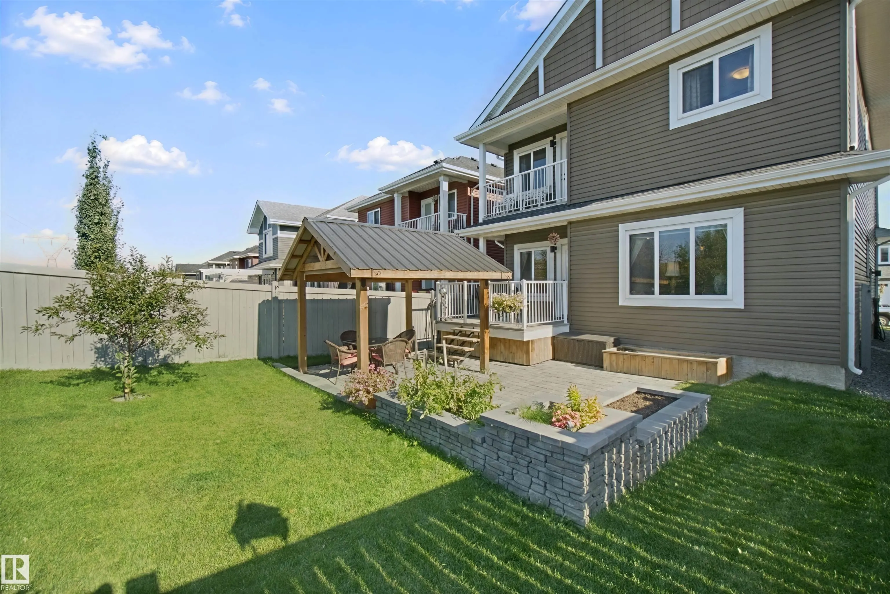 3895 ROBINS Crescent