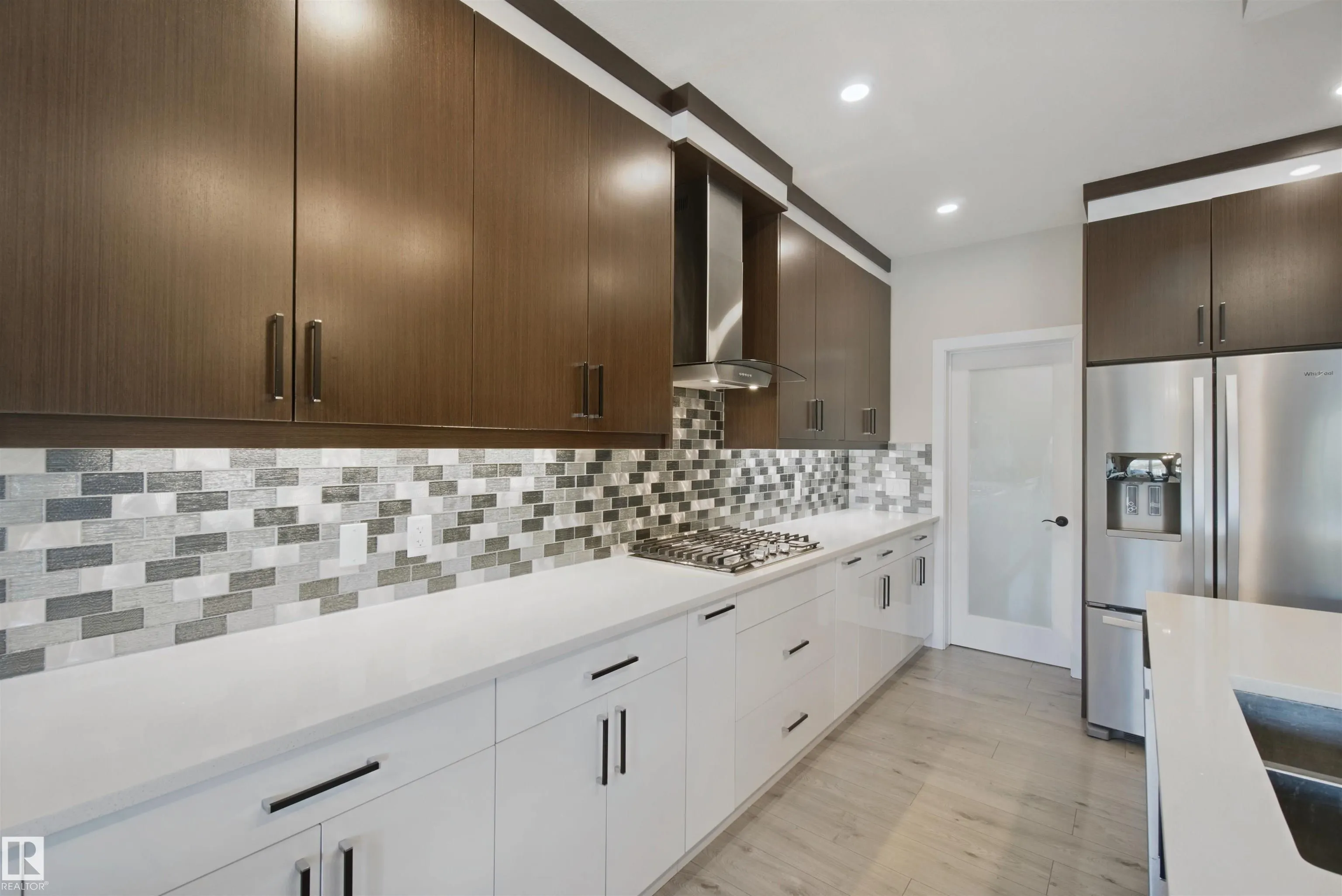 3895 ROBINS Crescent