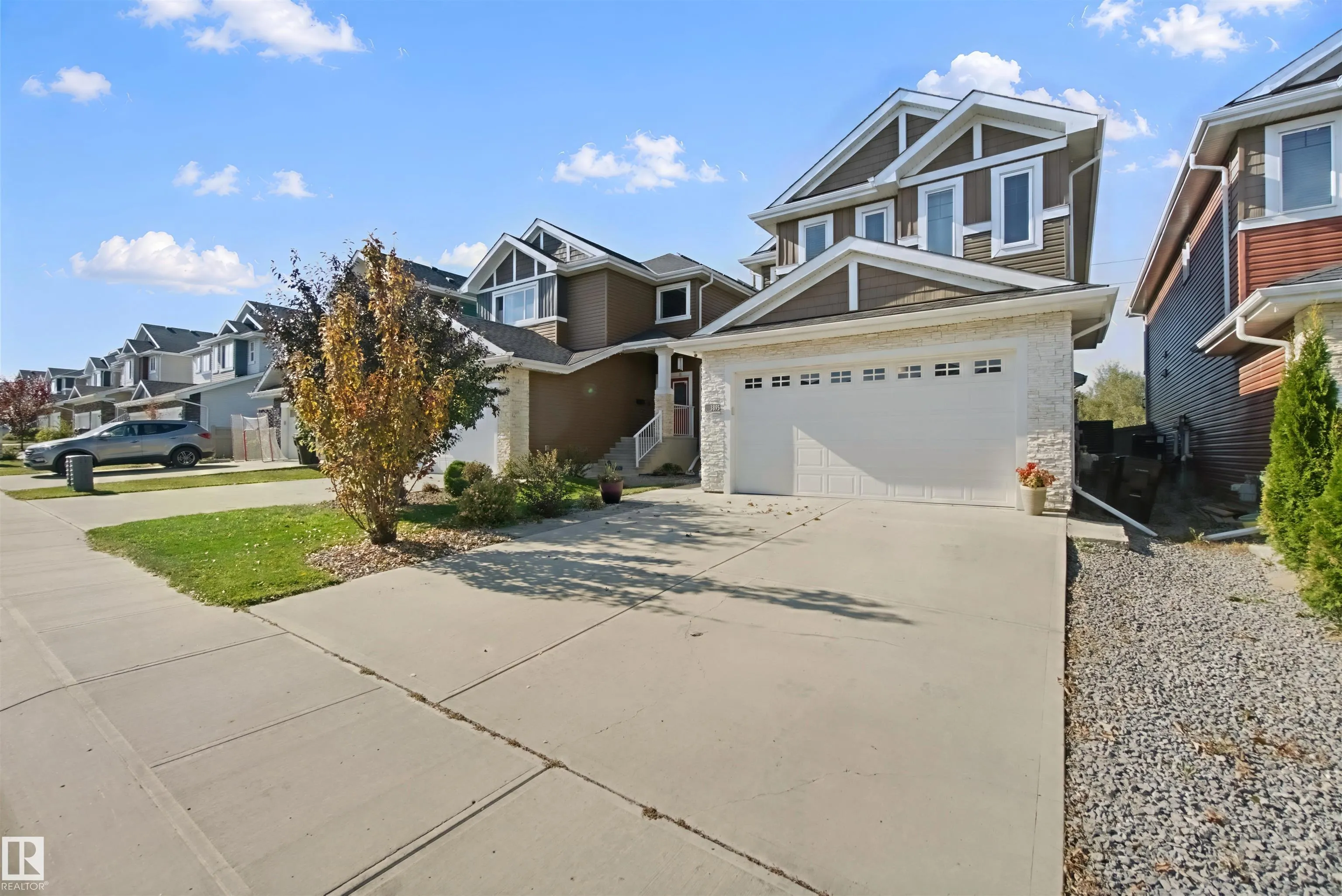 3895 ROBINS Crescent