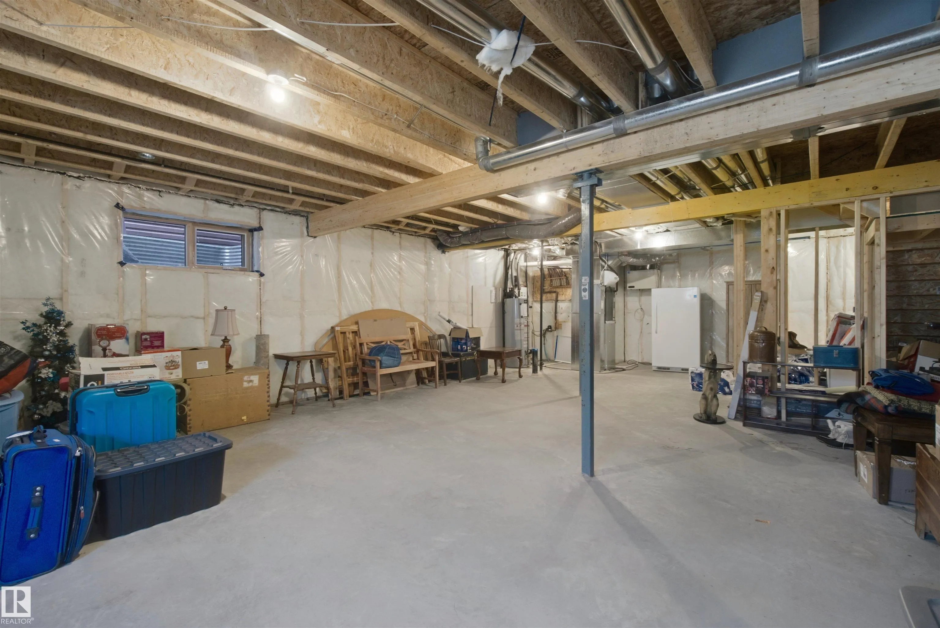 3895 ROBINS Crescent