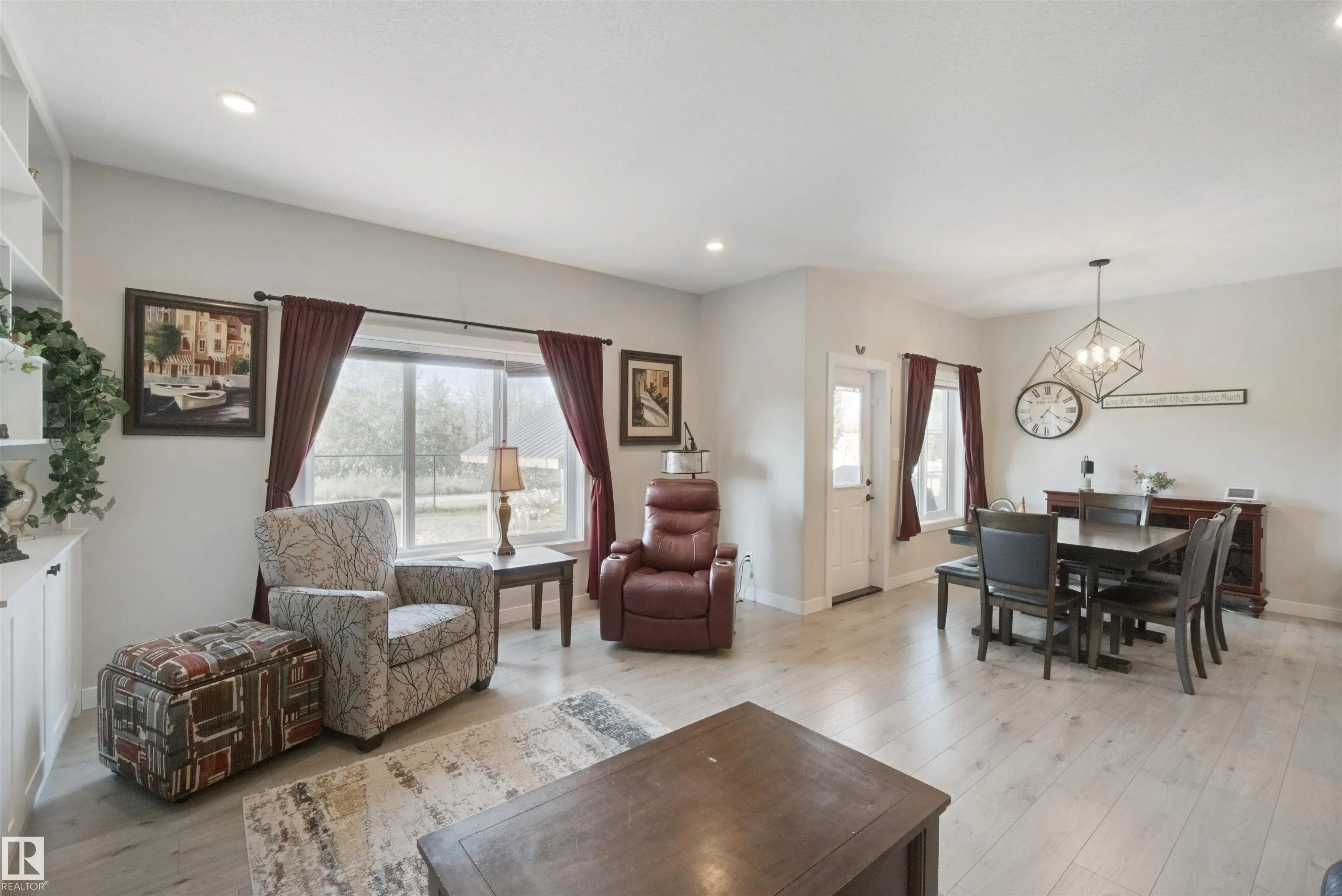 3895 ROBINS Crescent