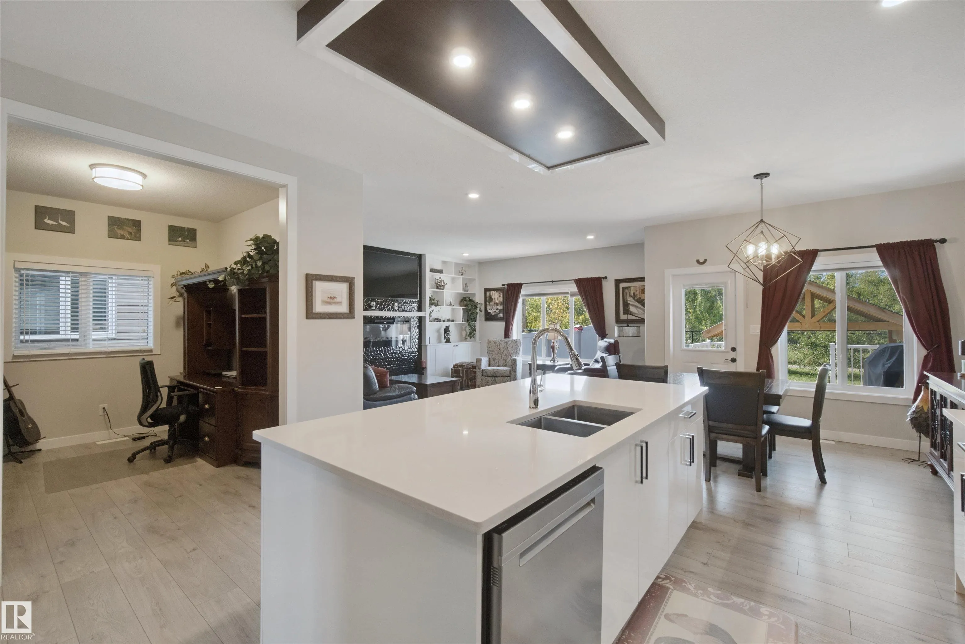 3895 ROBINS Crescent