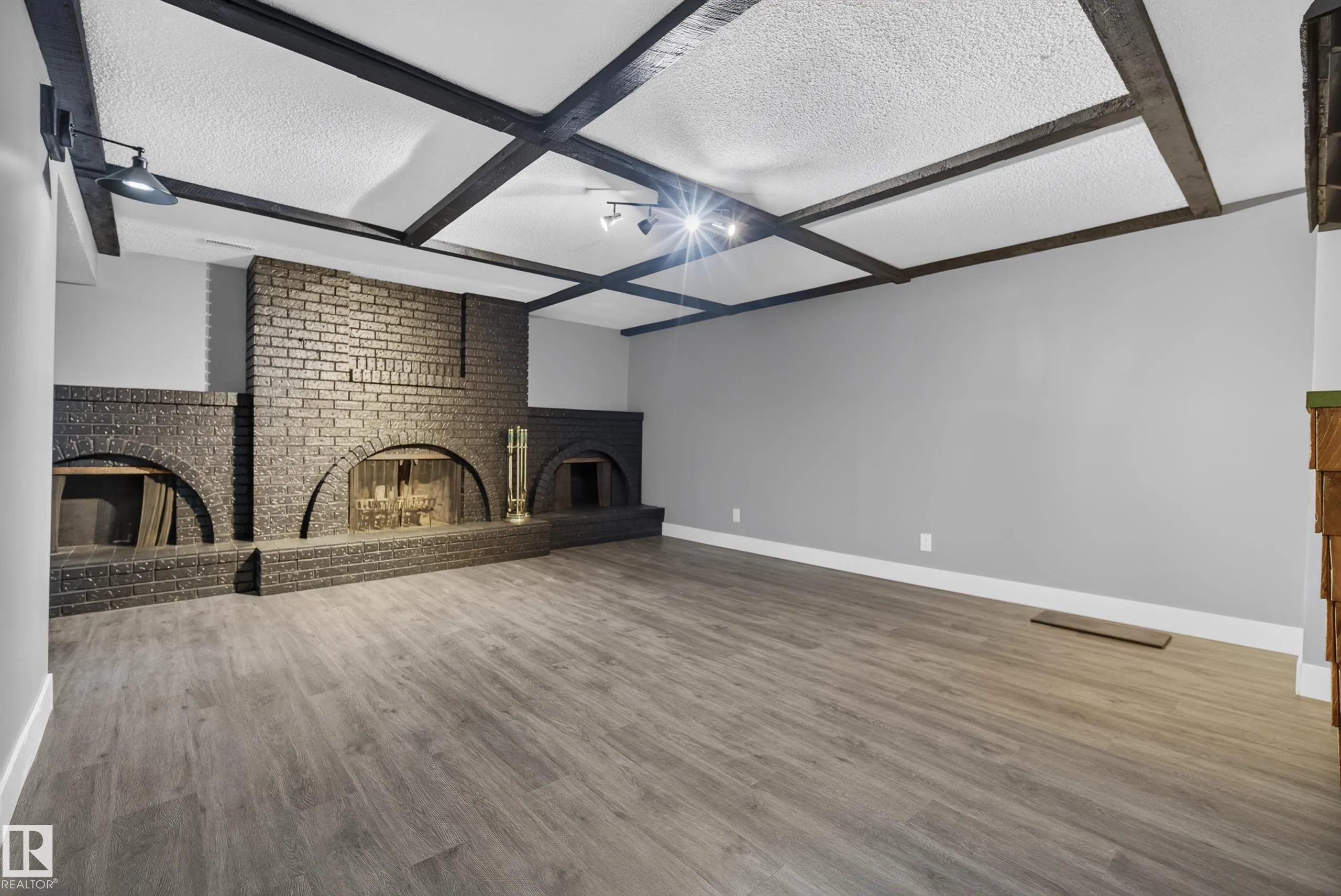 25 MILBURN Crescent
