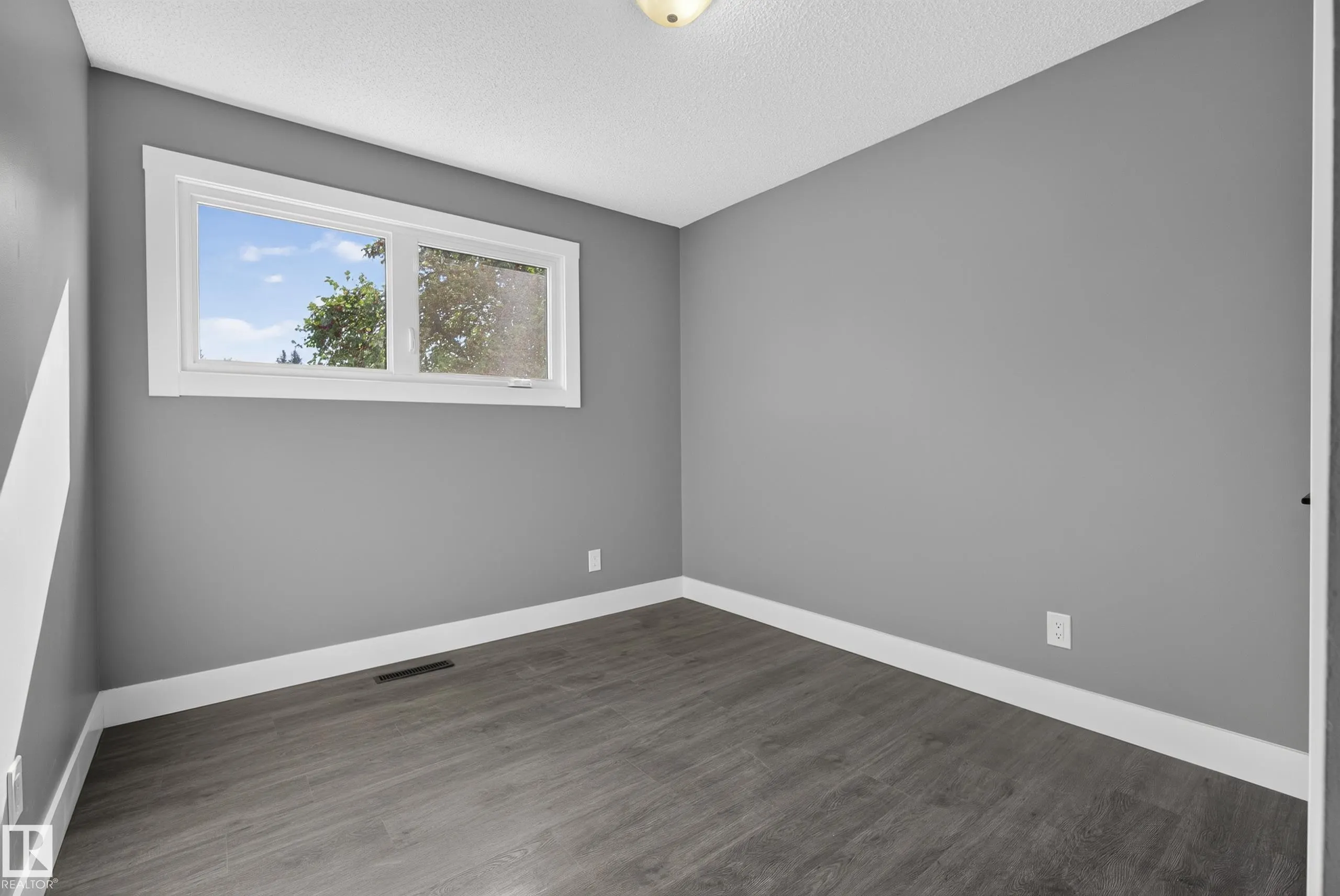 25 MILBURN Crescent