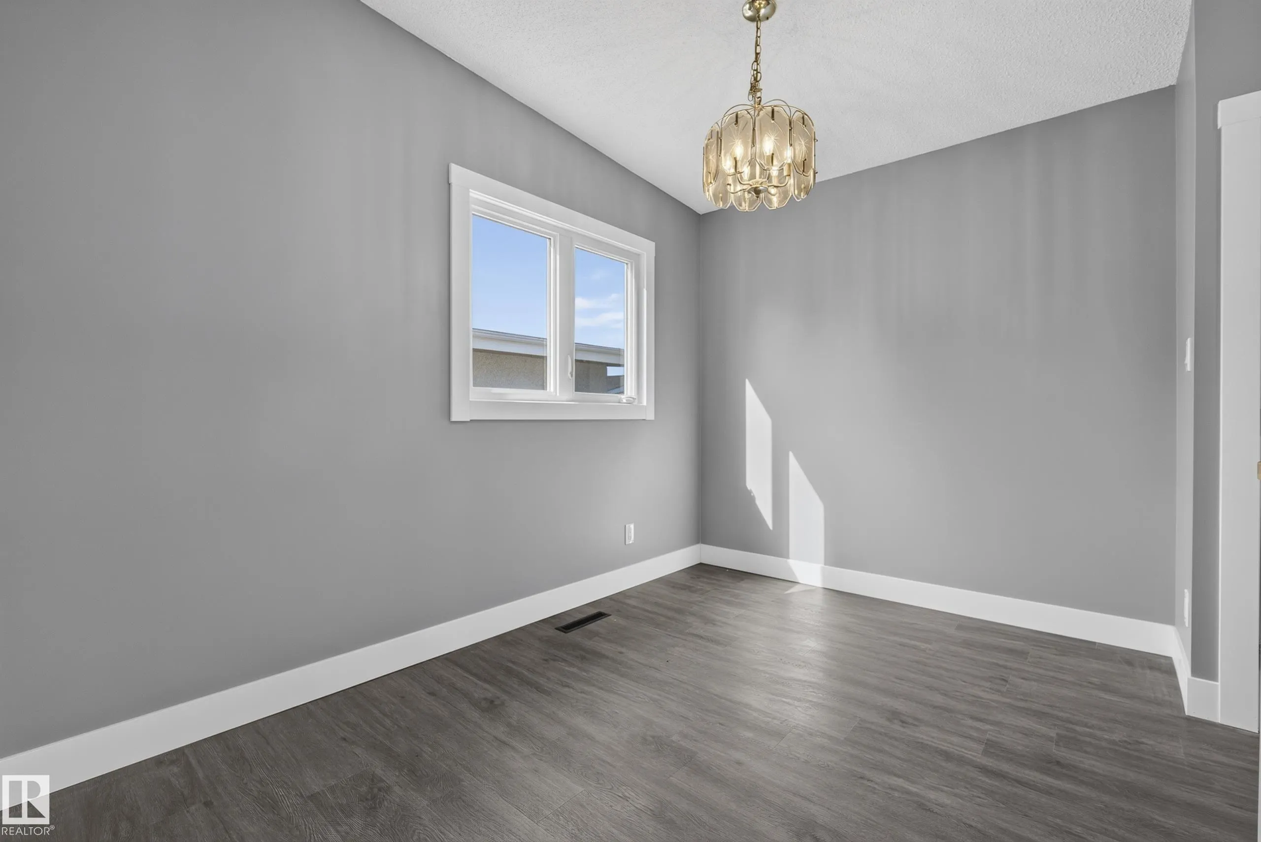 25 MILBURN Crescent