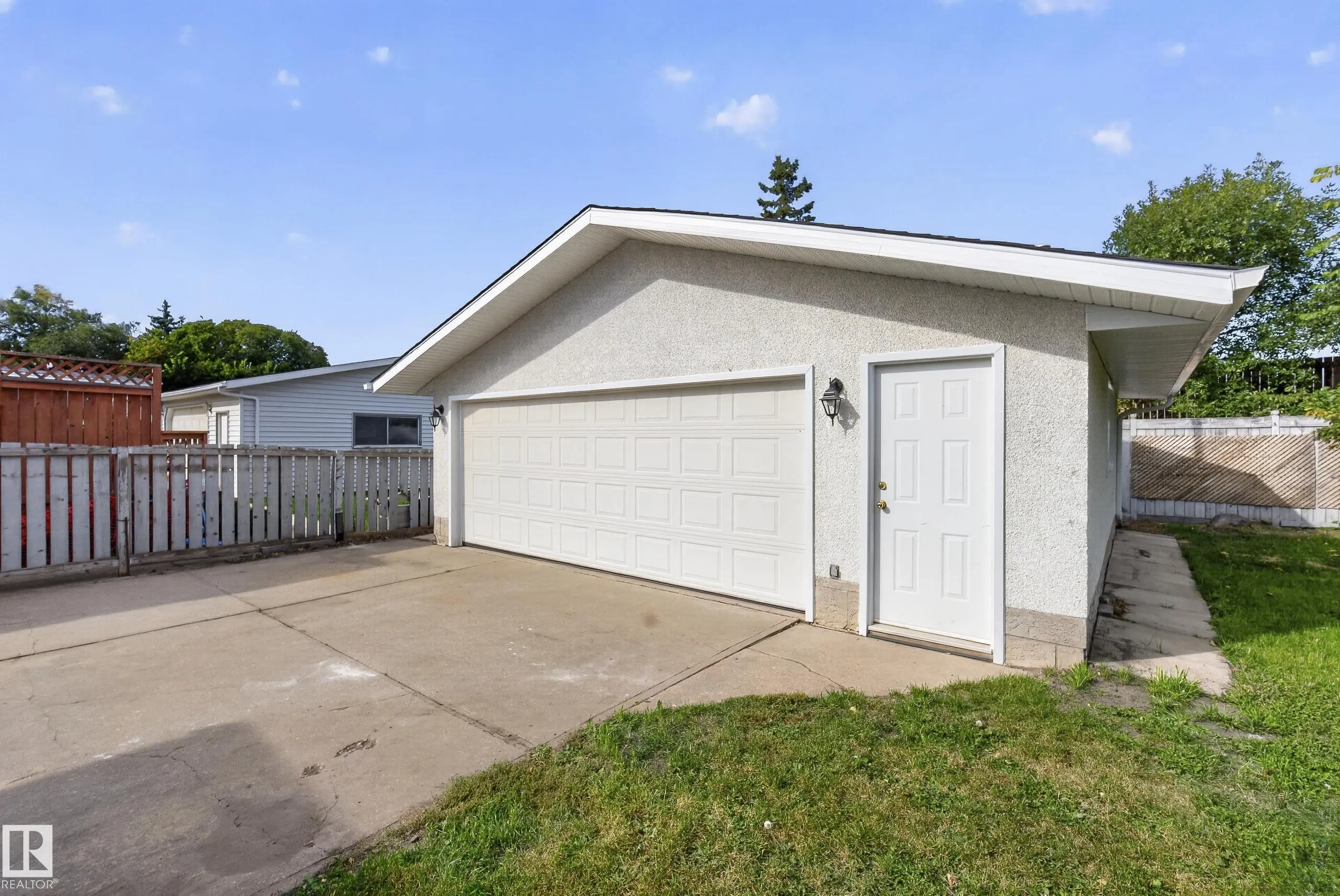 25 MILBURN Crescent