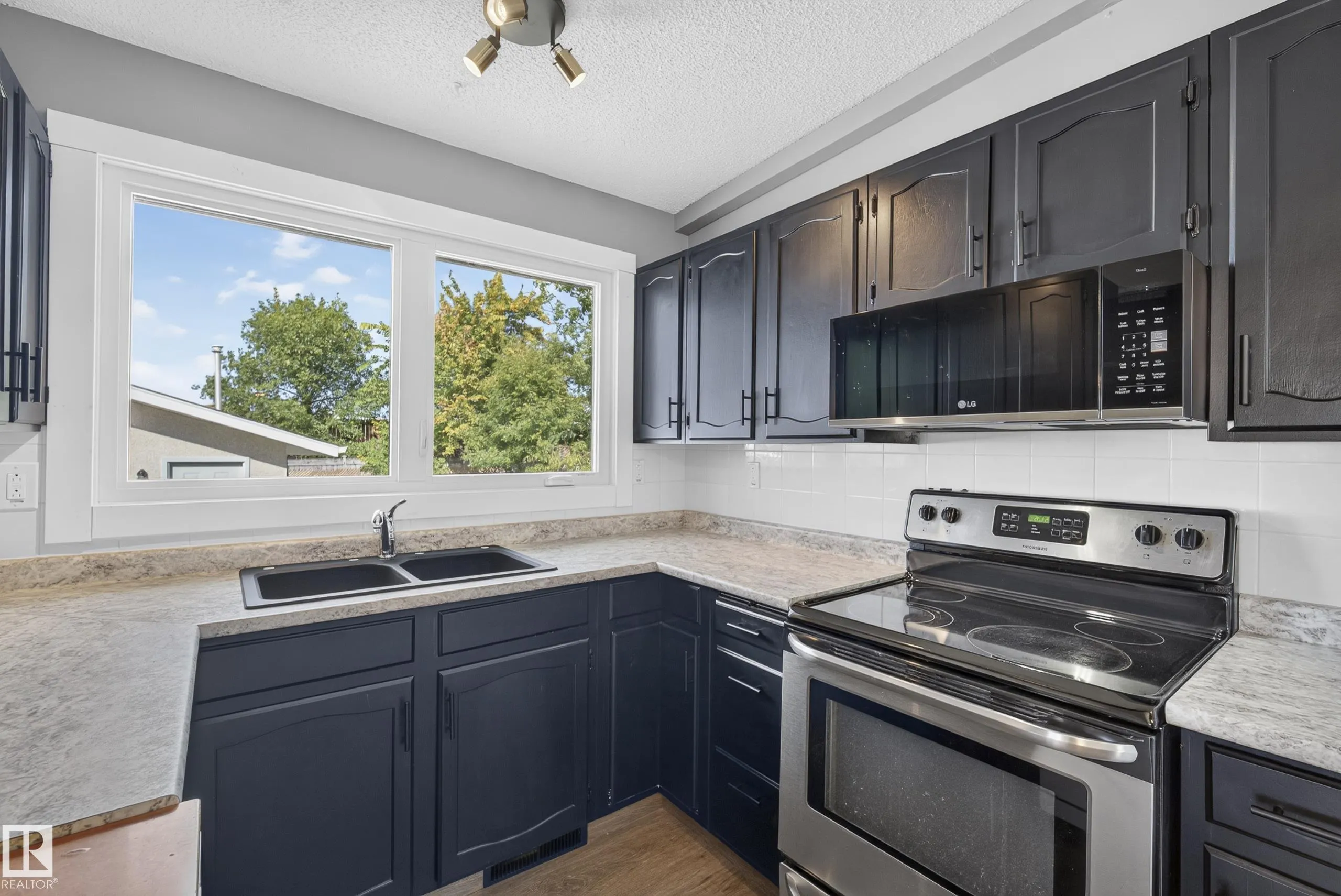 25 MILBURN Crescent