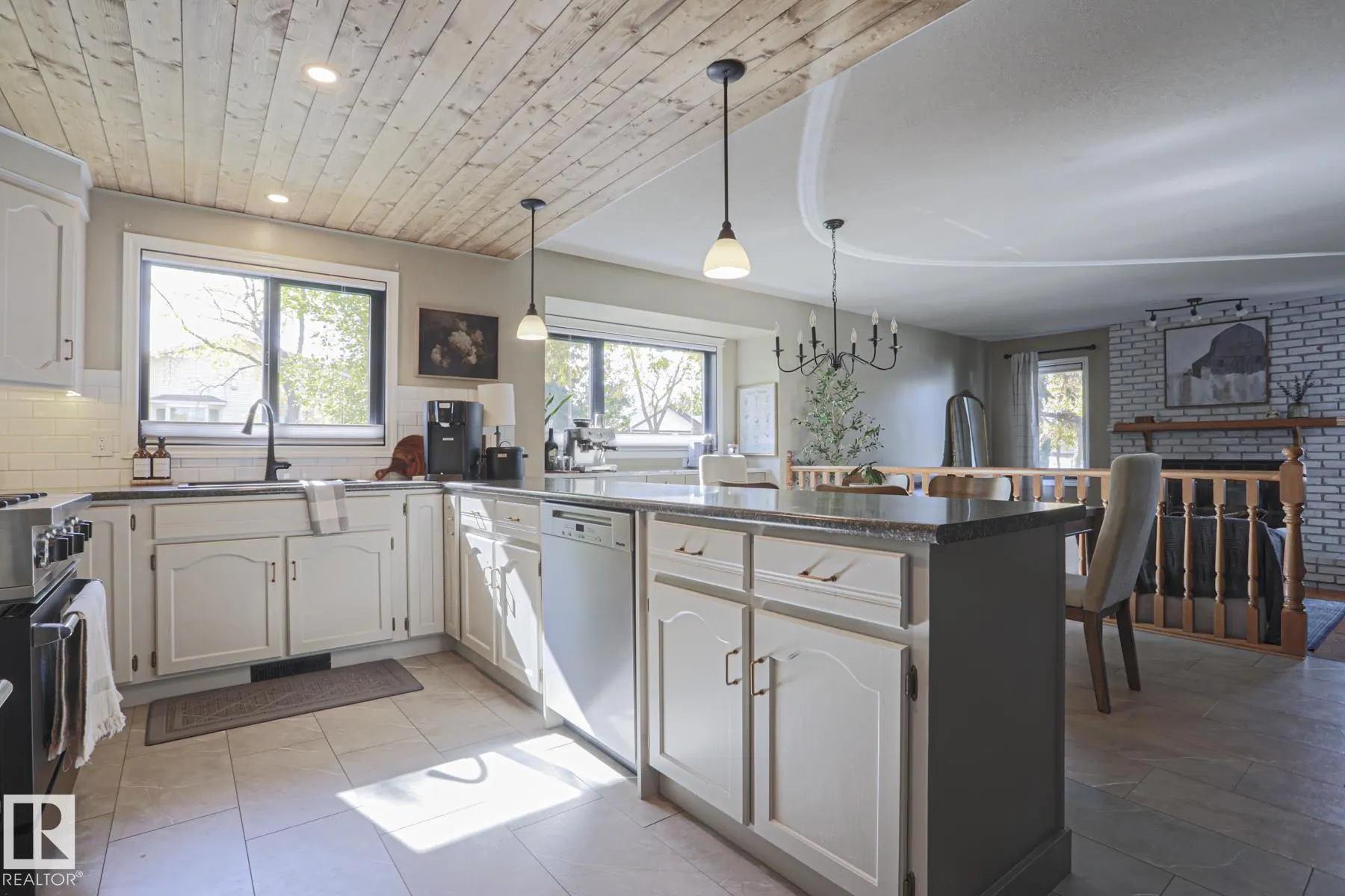 2 Hillview Crescent