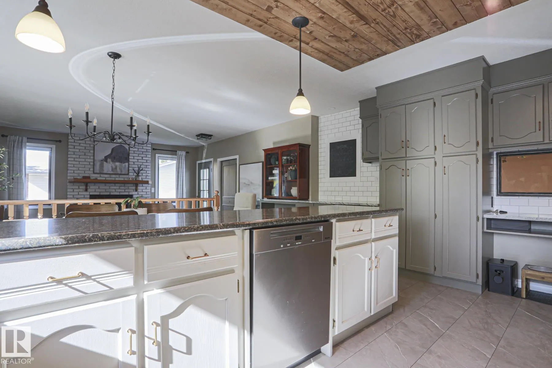 2 Hillview Crescent