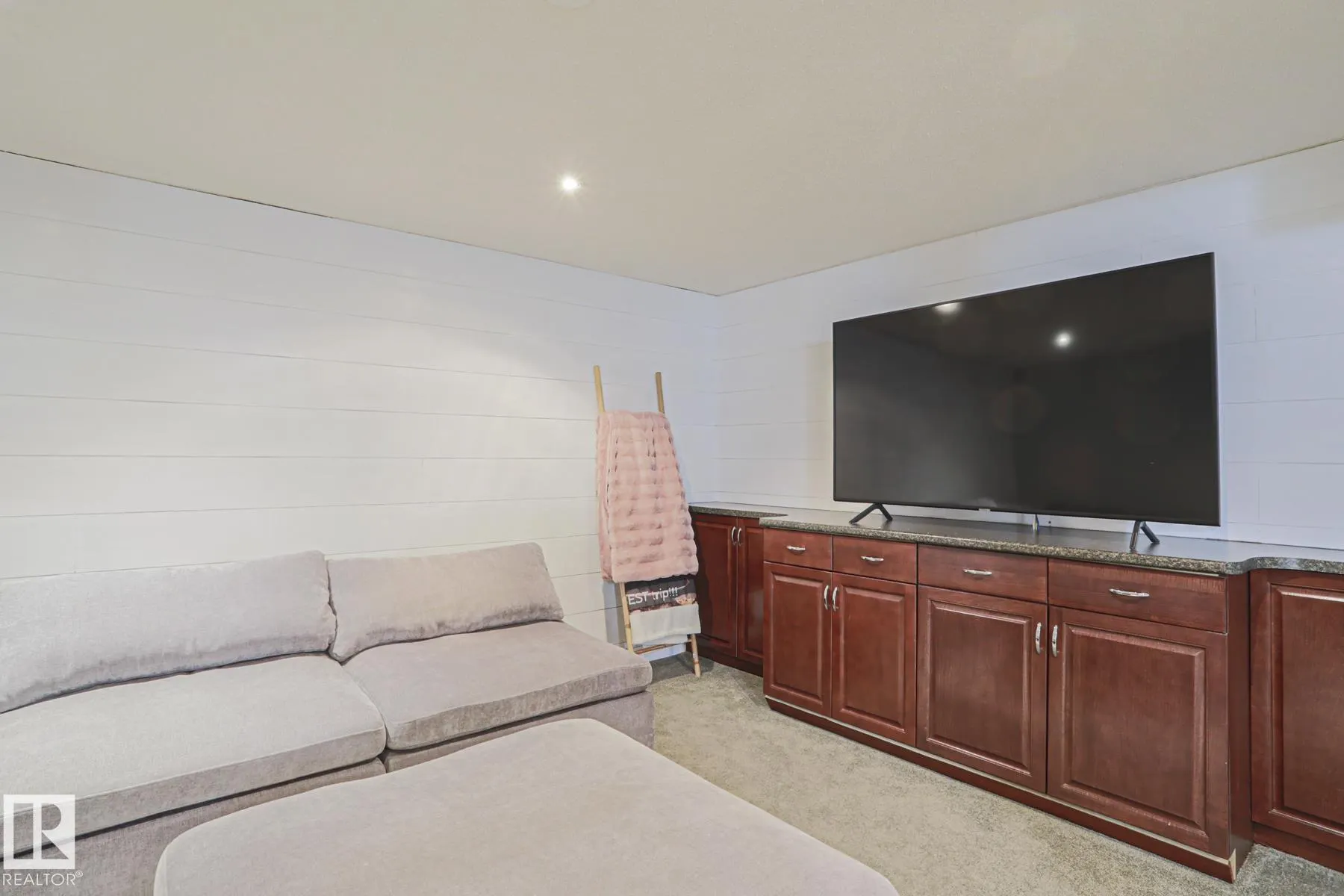 2 Hillview Crescent