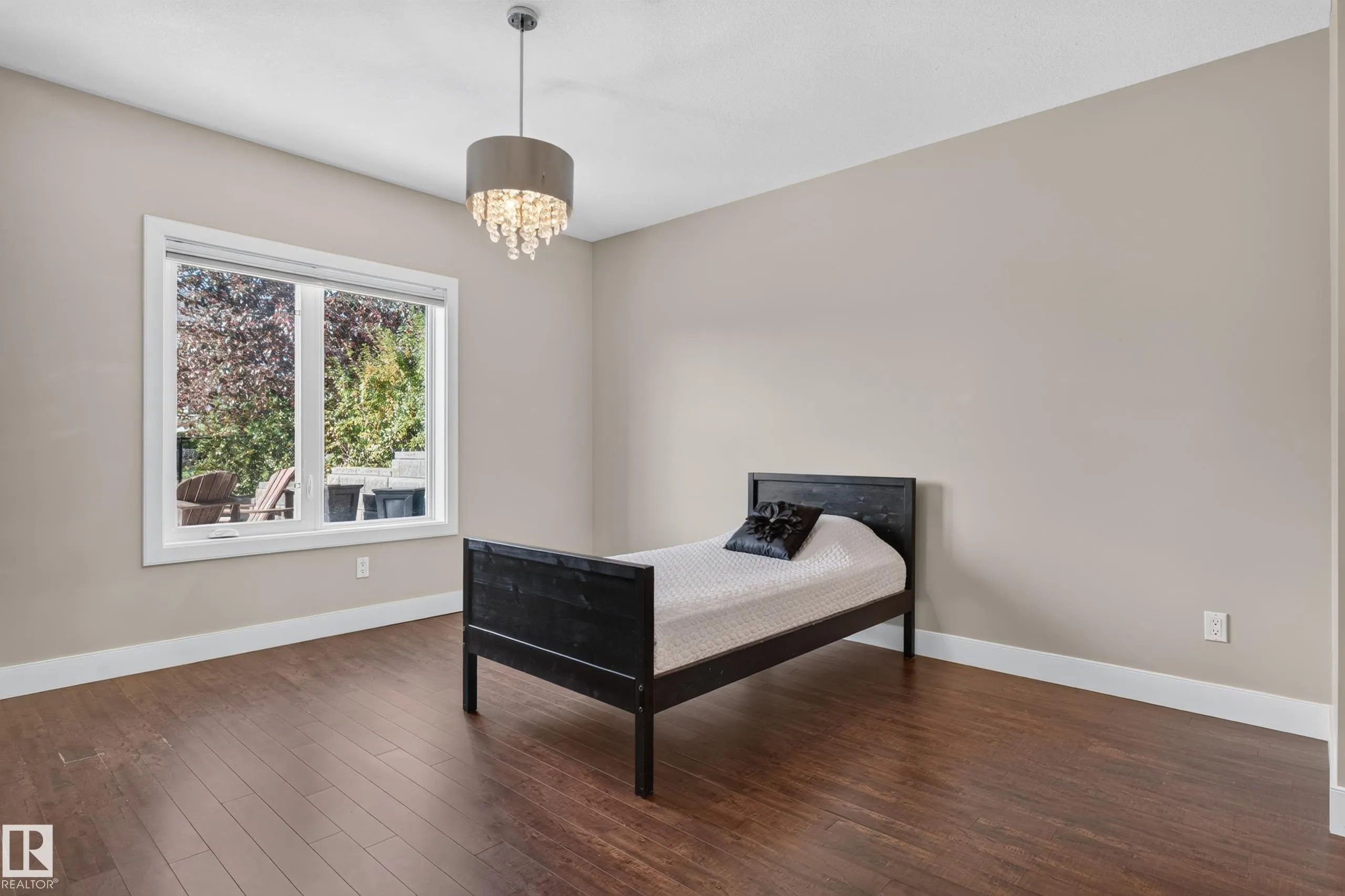 4204 TRIOMPHE Point(e)