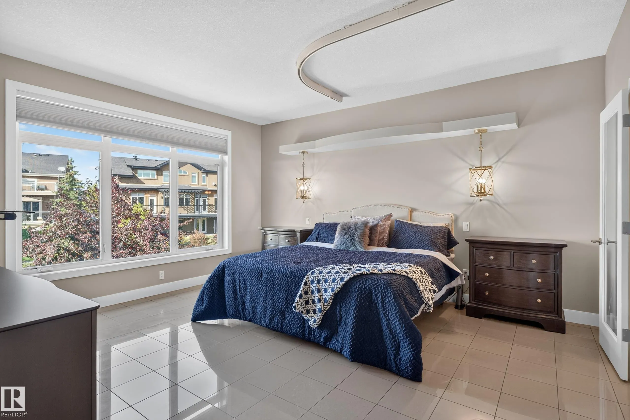 4204 TRIOMPHE Point(e)