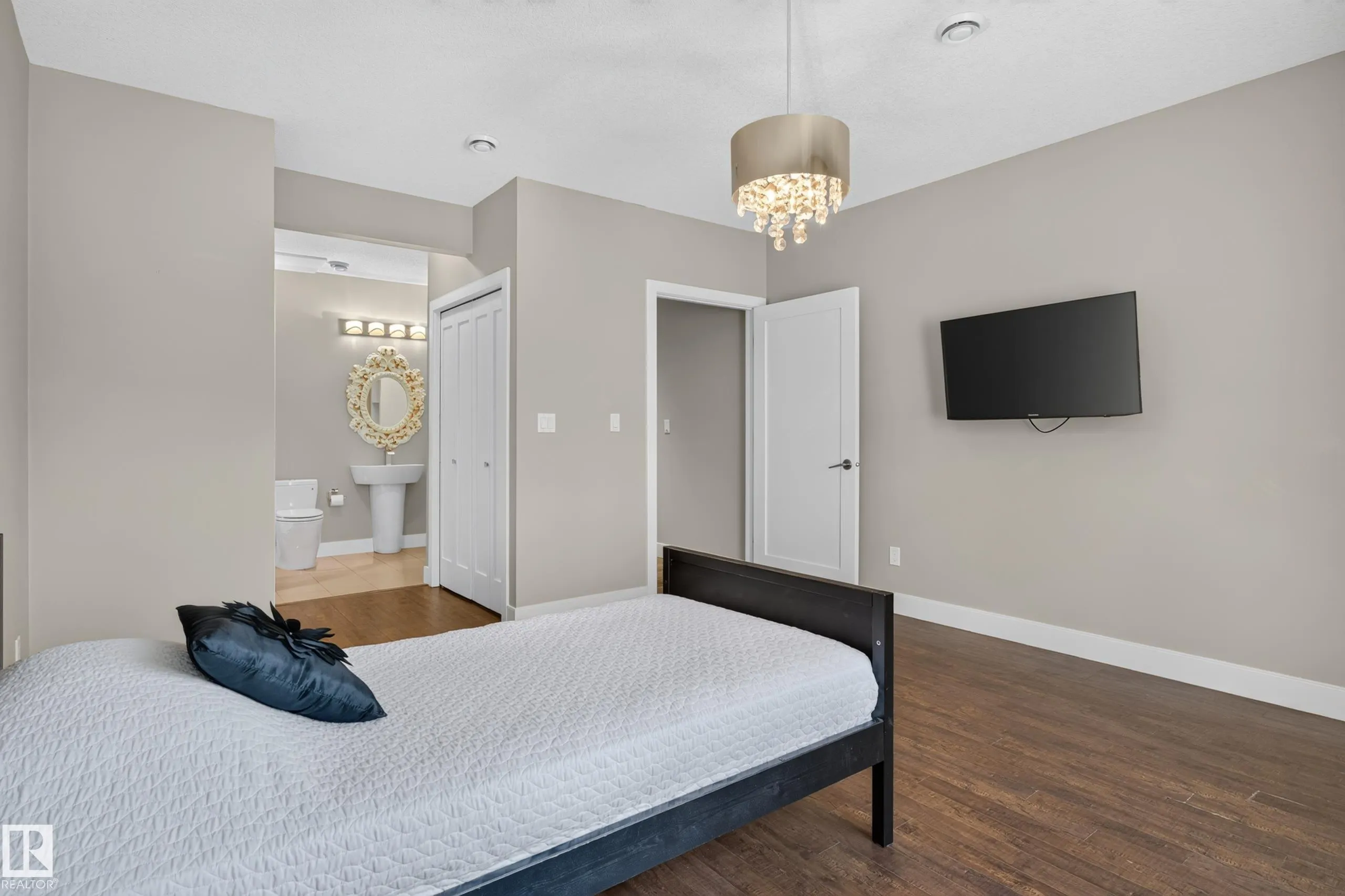 4204 TRIOMPHE Point(e)