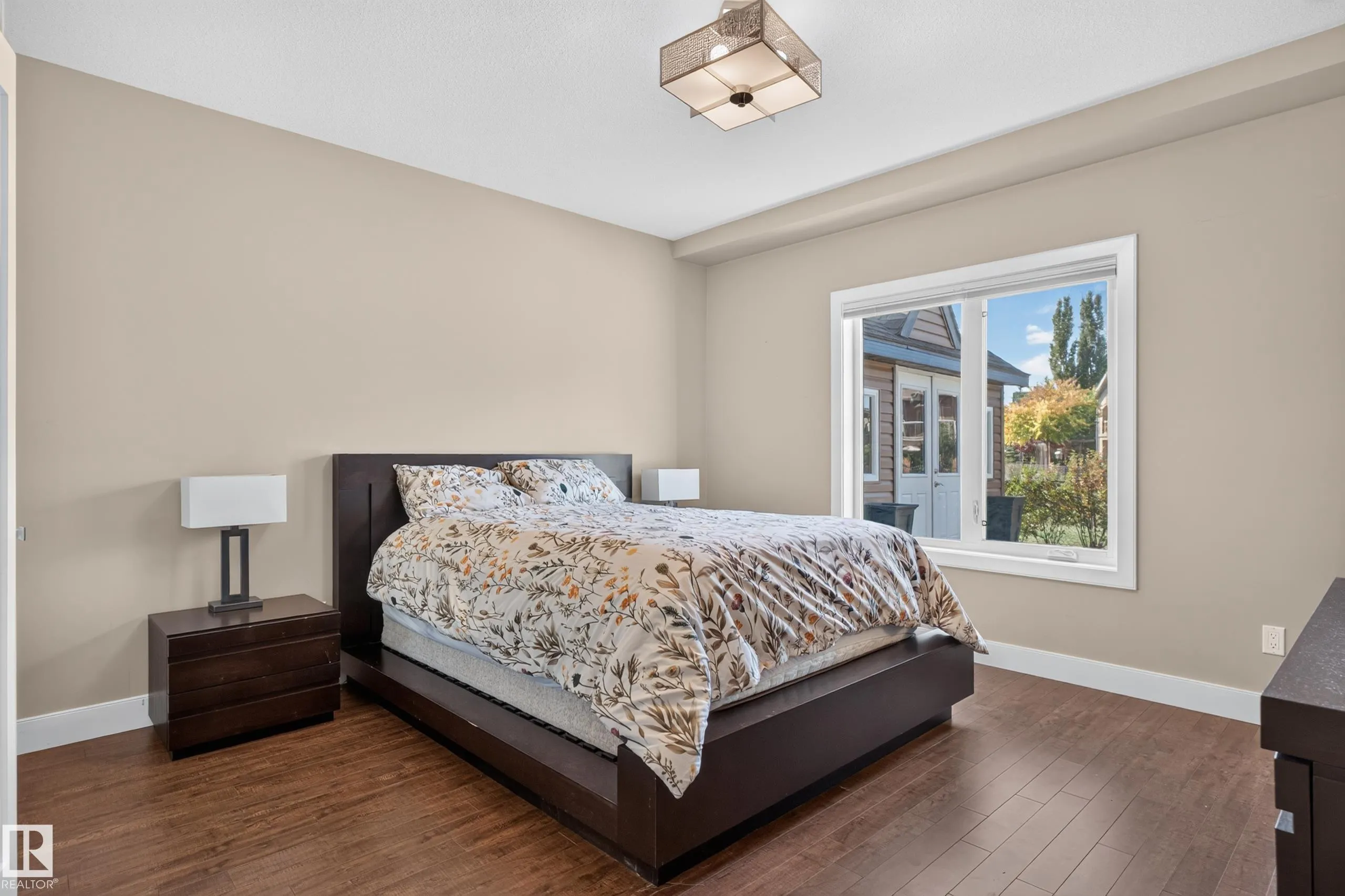 4204 TRIOMPHE Point(e)
