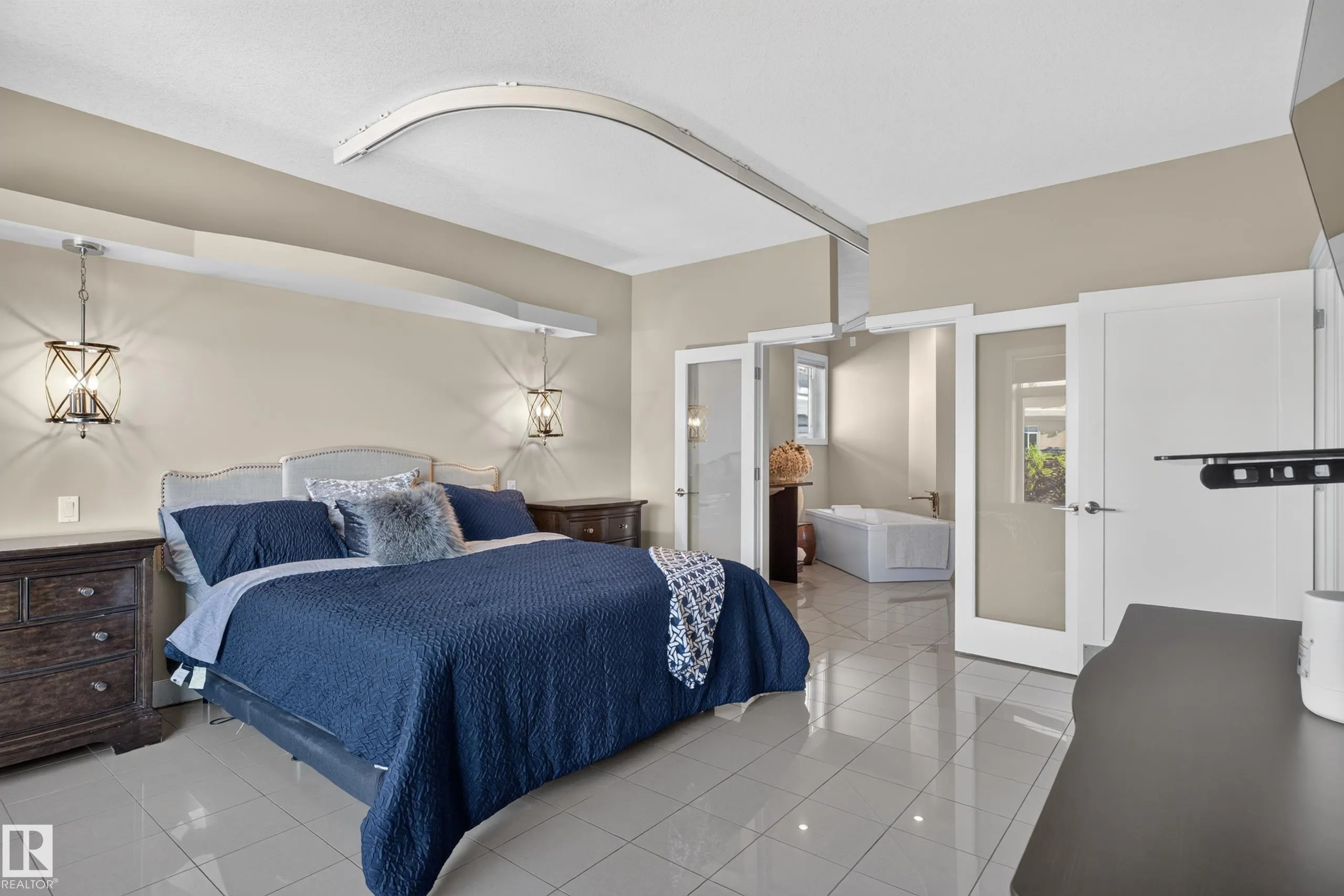 4204 TRIOMPHE Point(e)