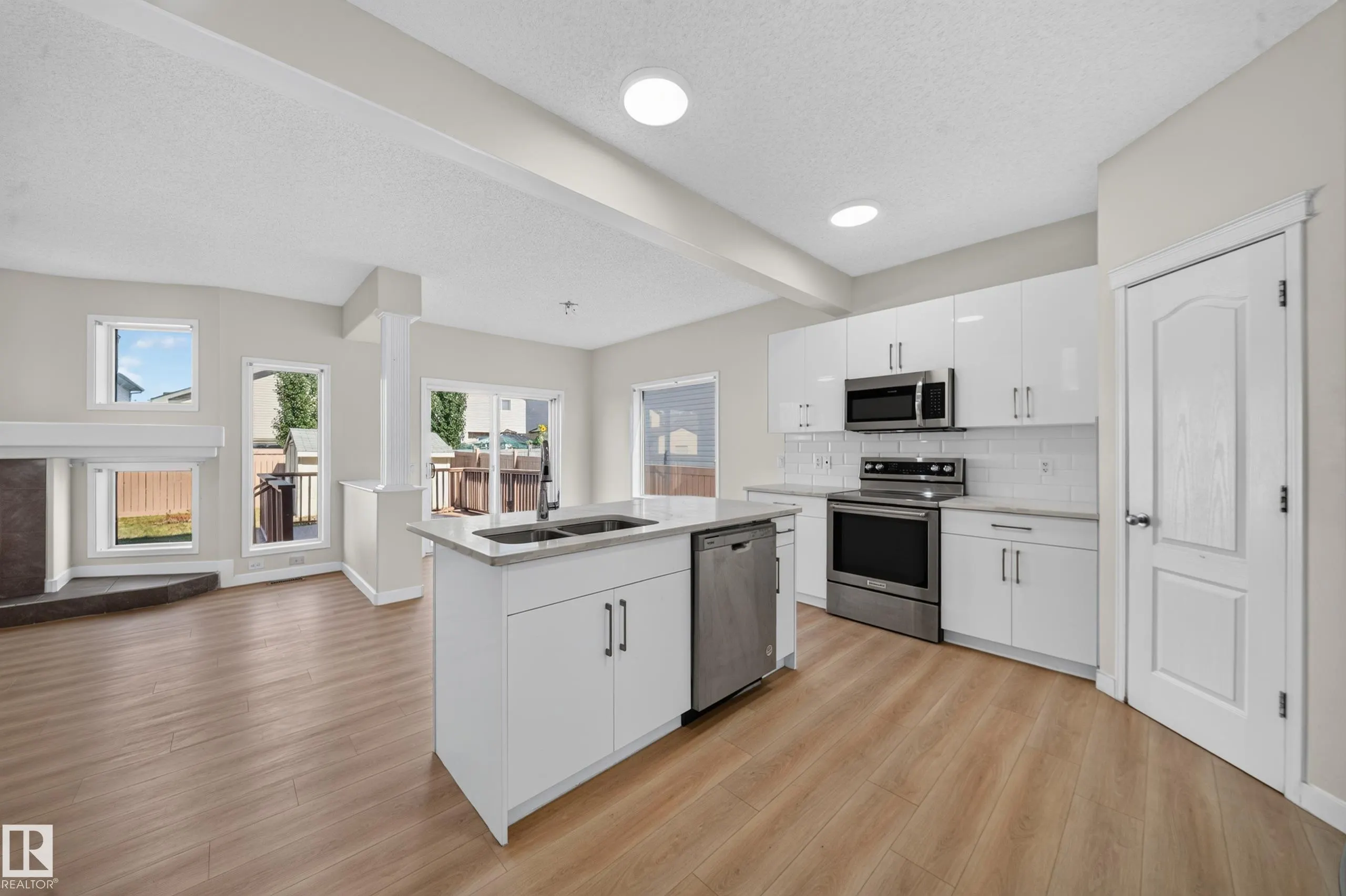 7836 7 AVE SW