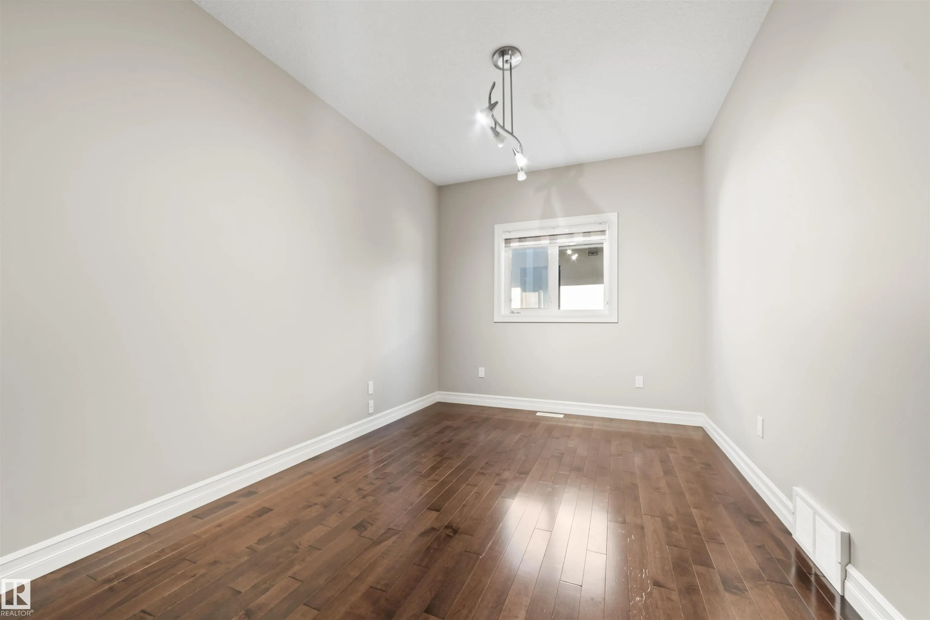 1721 ADAMSON Crescent