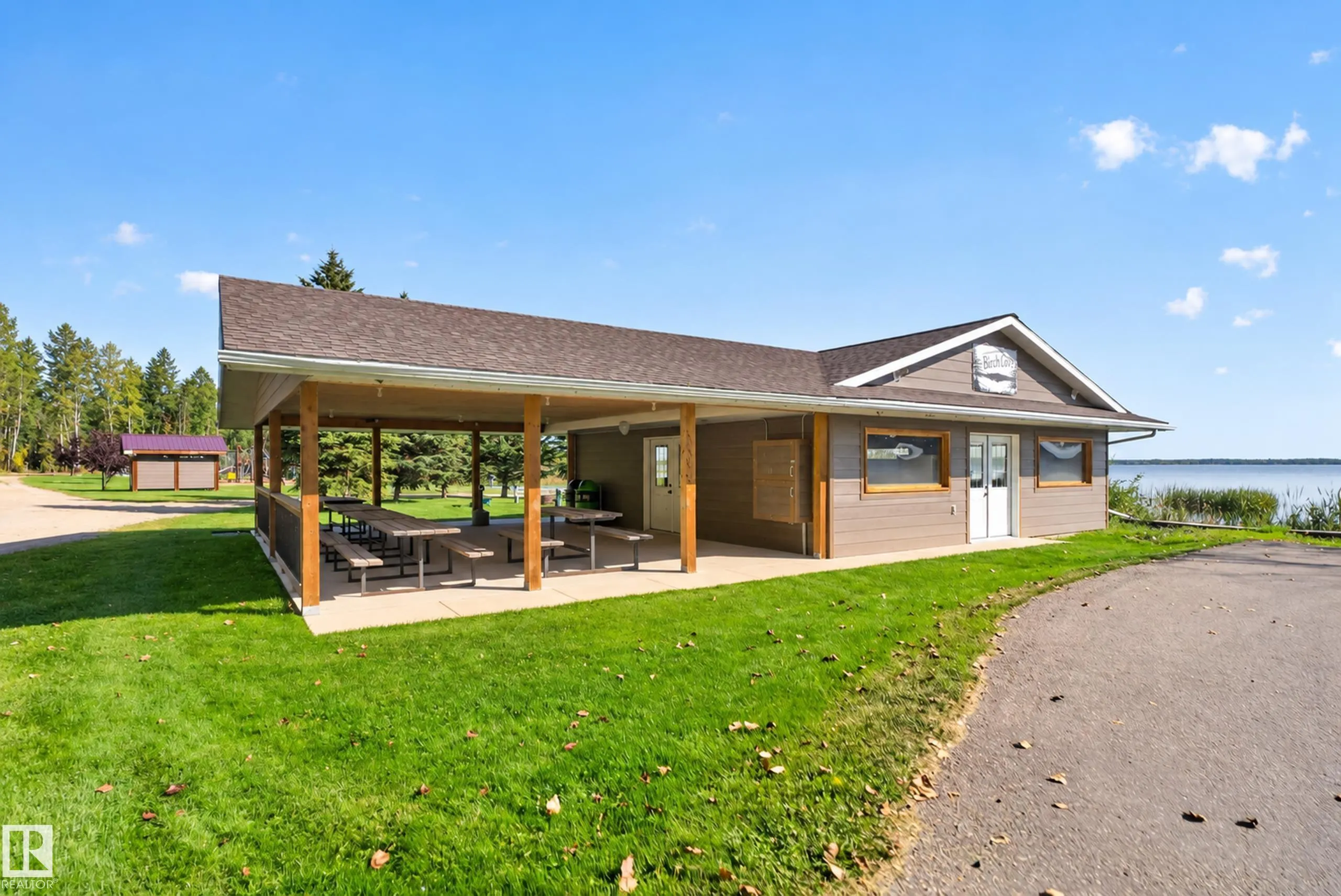 9 Horseshoe Crescent