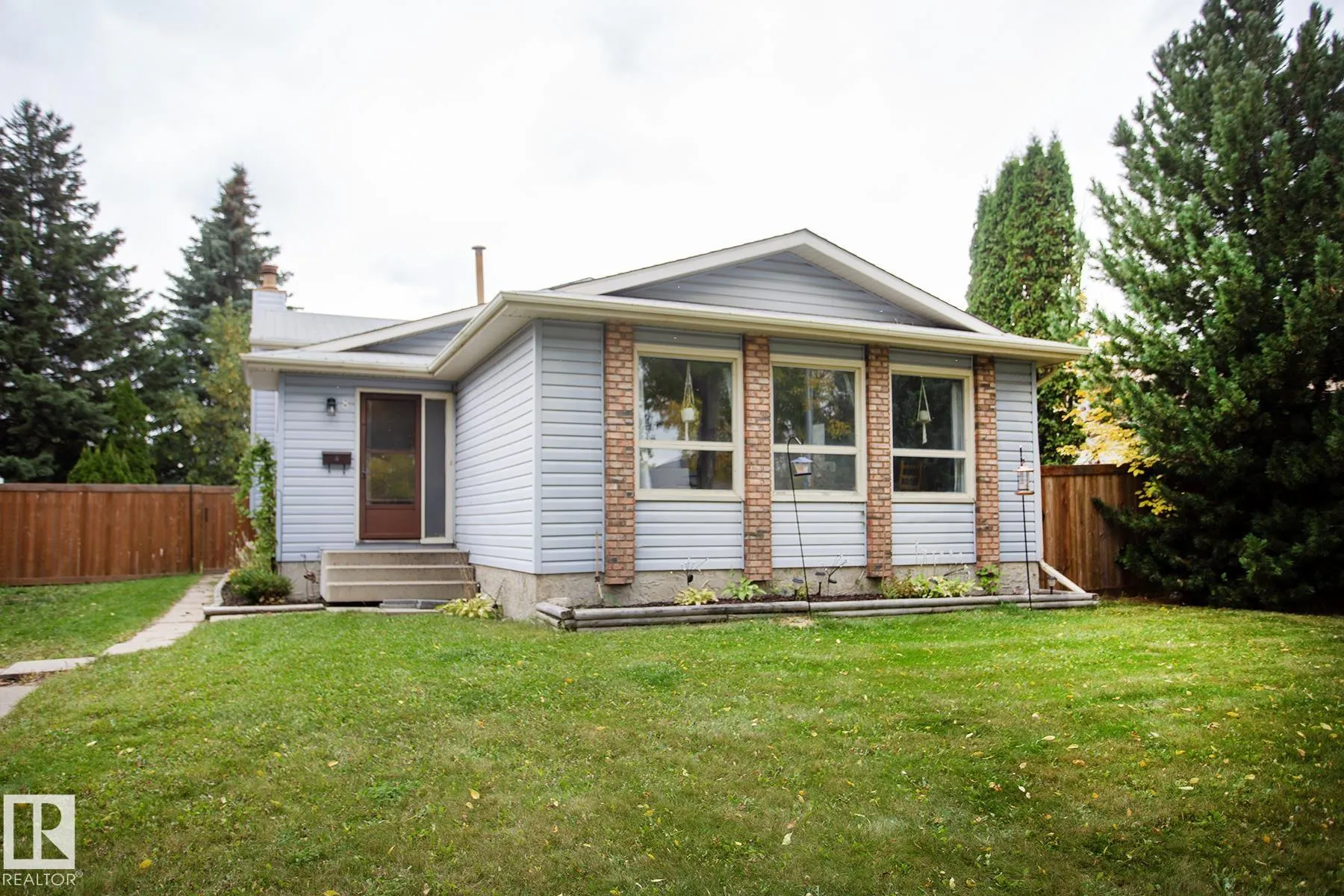 8 ASH Crescent