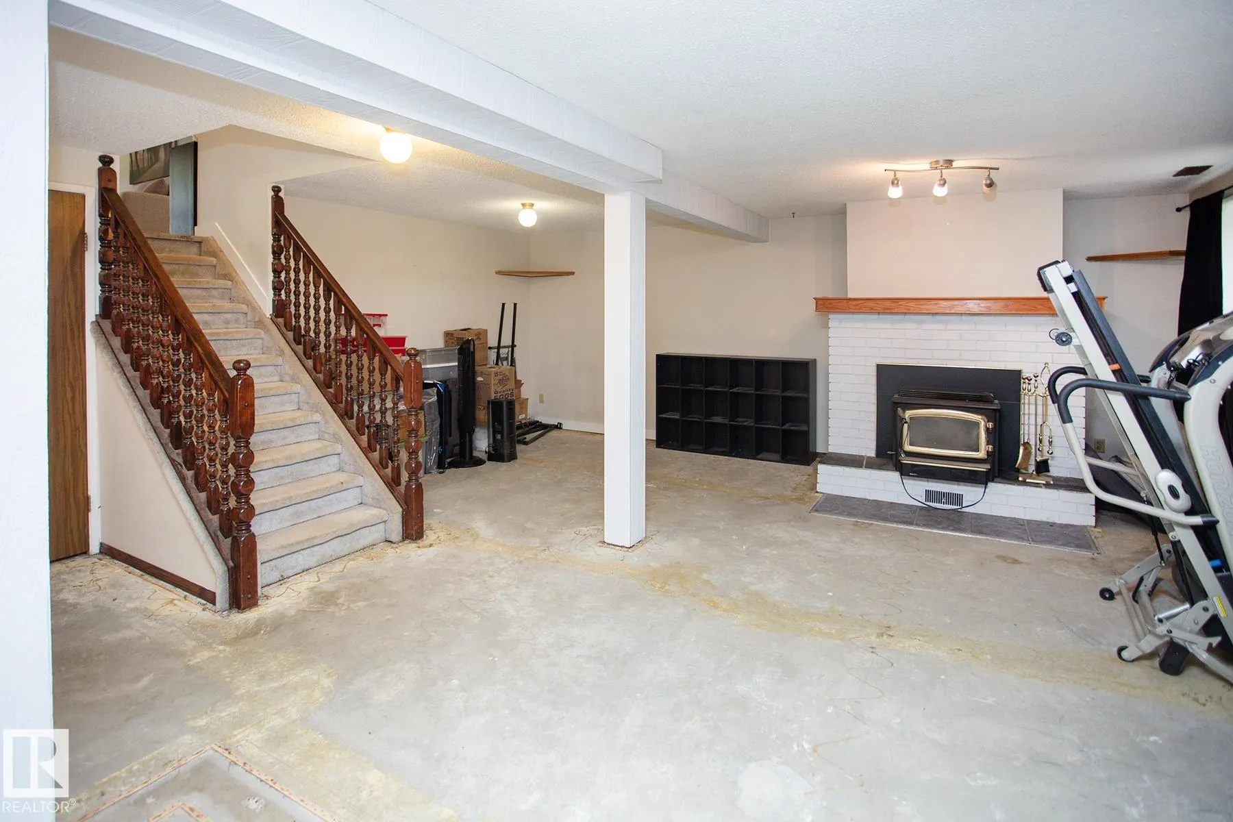 8 ASH Crescent