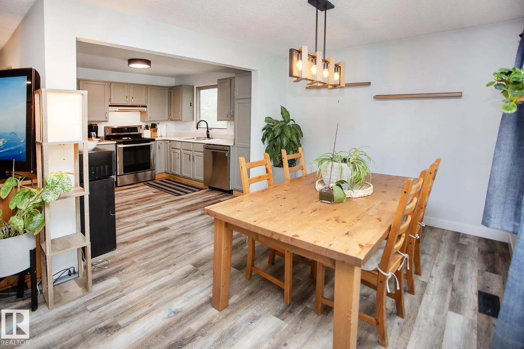 8 ASH Crescent