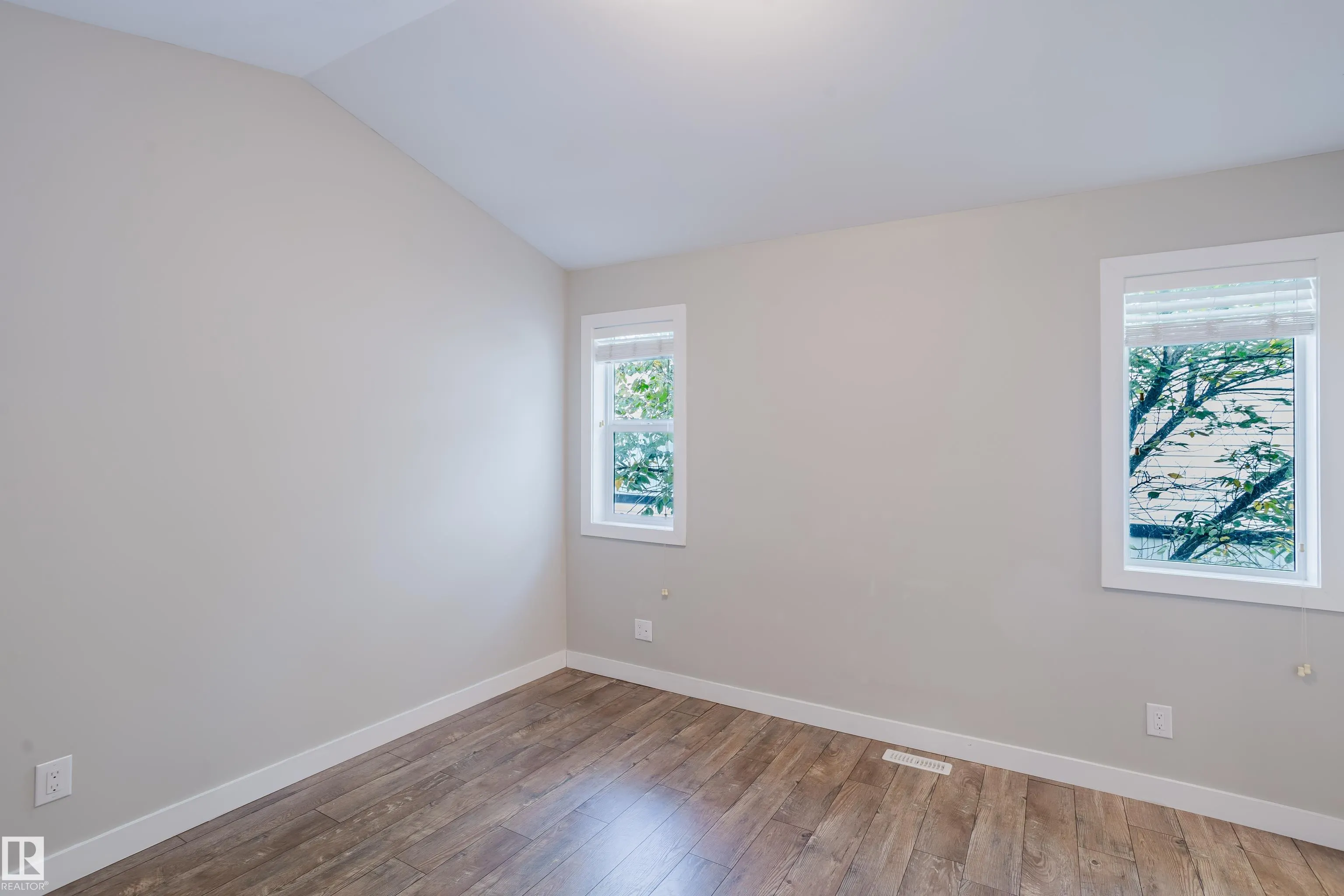 12504-12510 119 Avenue
