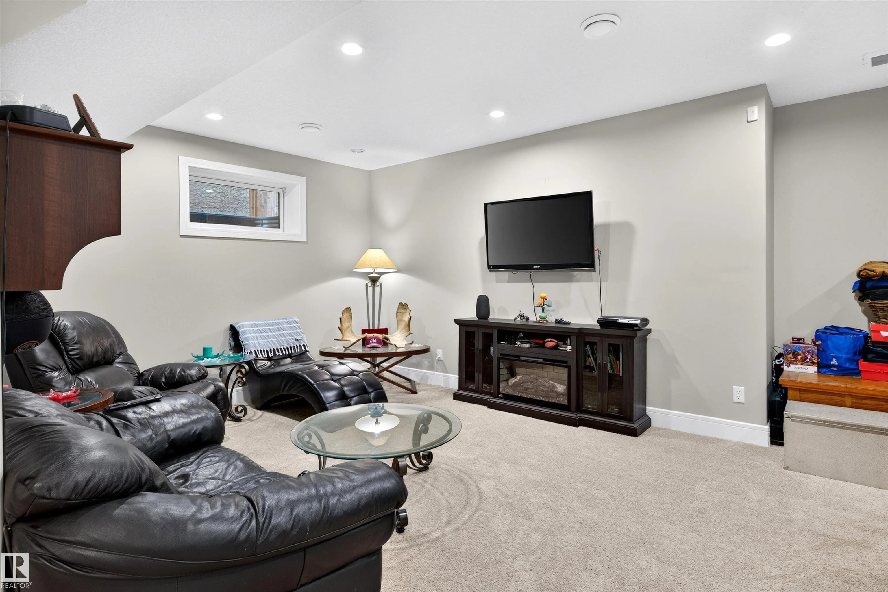 525 ALBANY Way