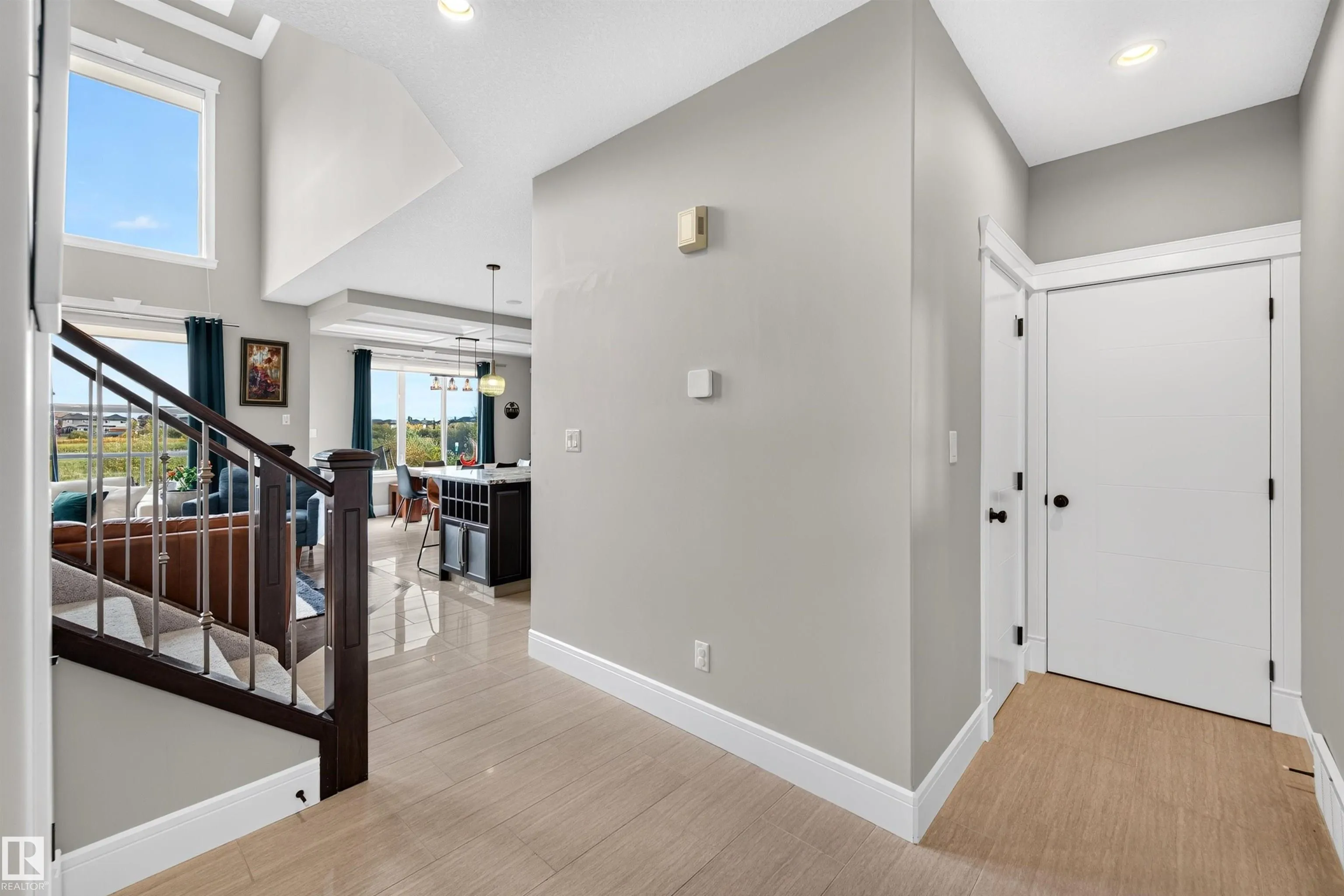 525 ALBANY Way