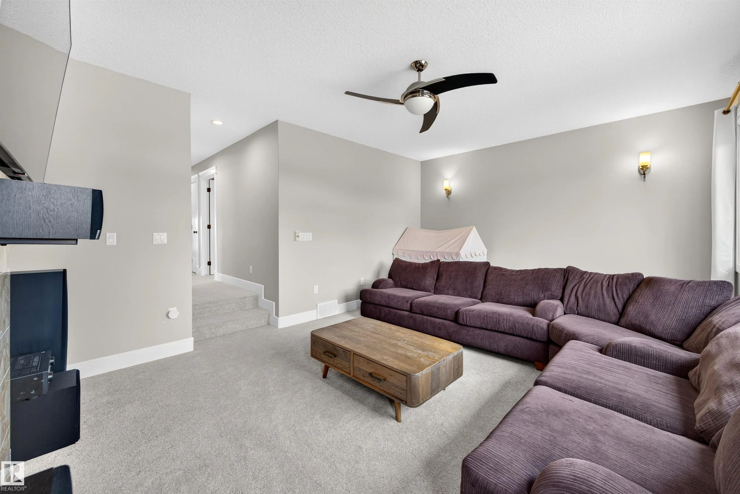 525 ALBANY Way