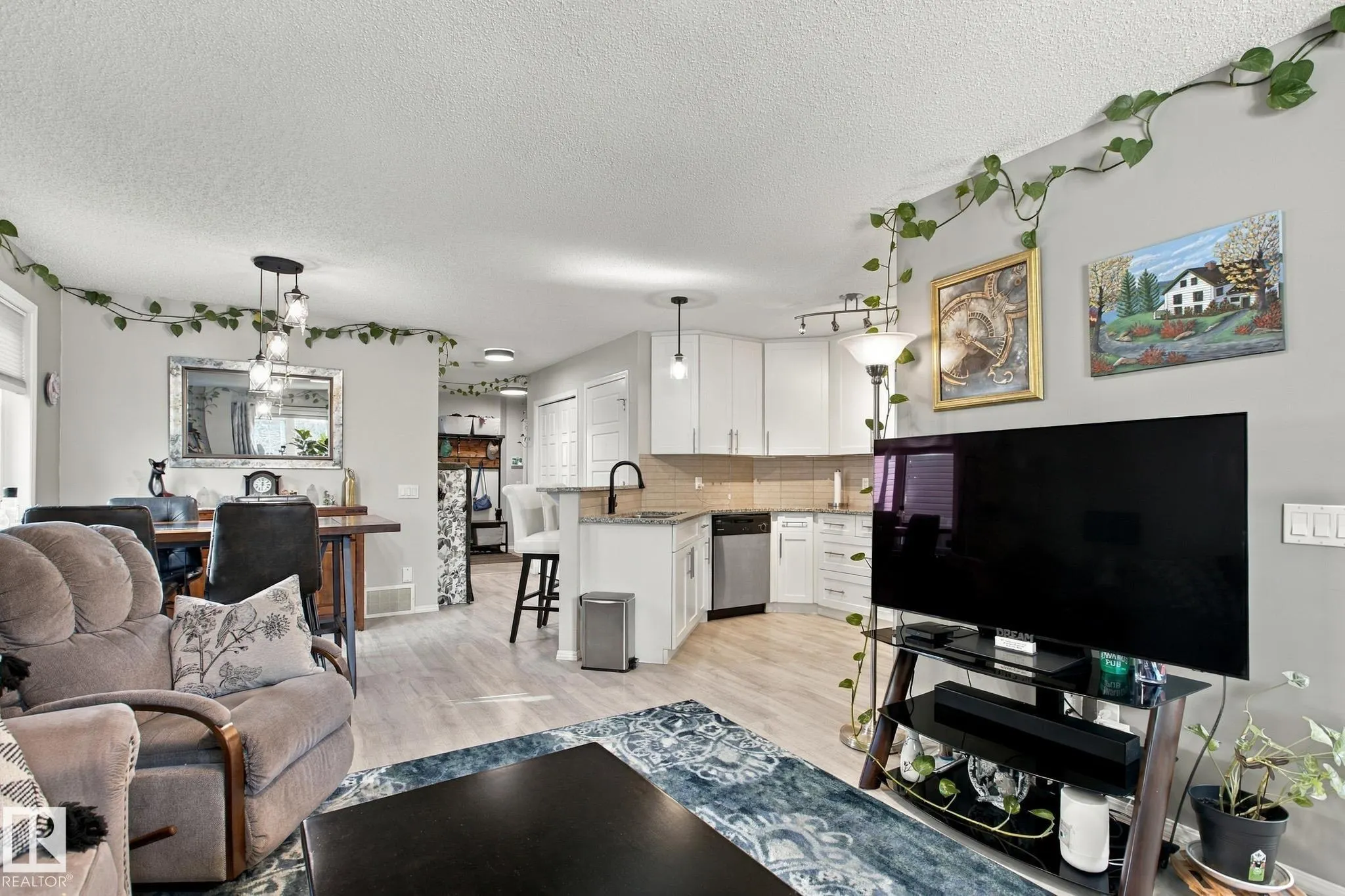38 RED TAIL Way