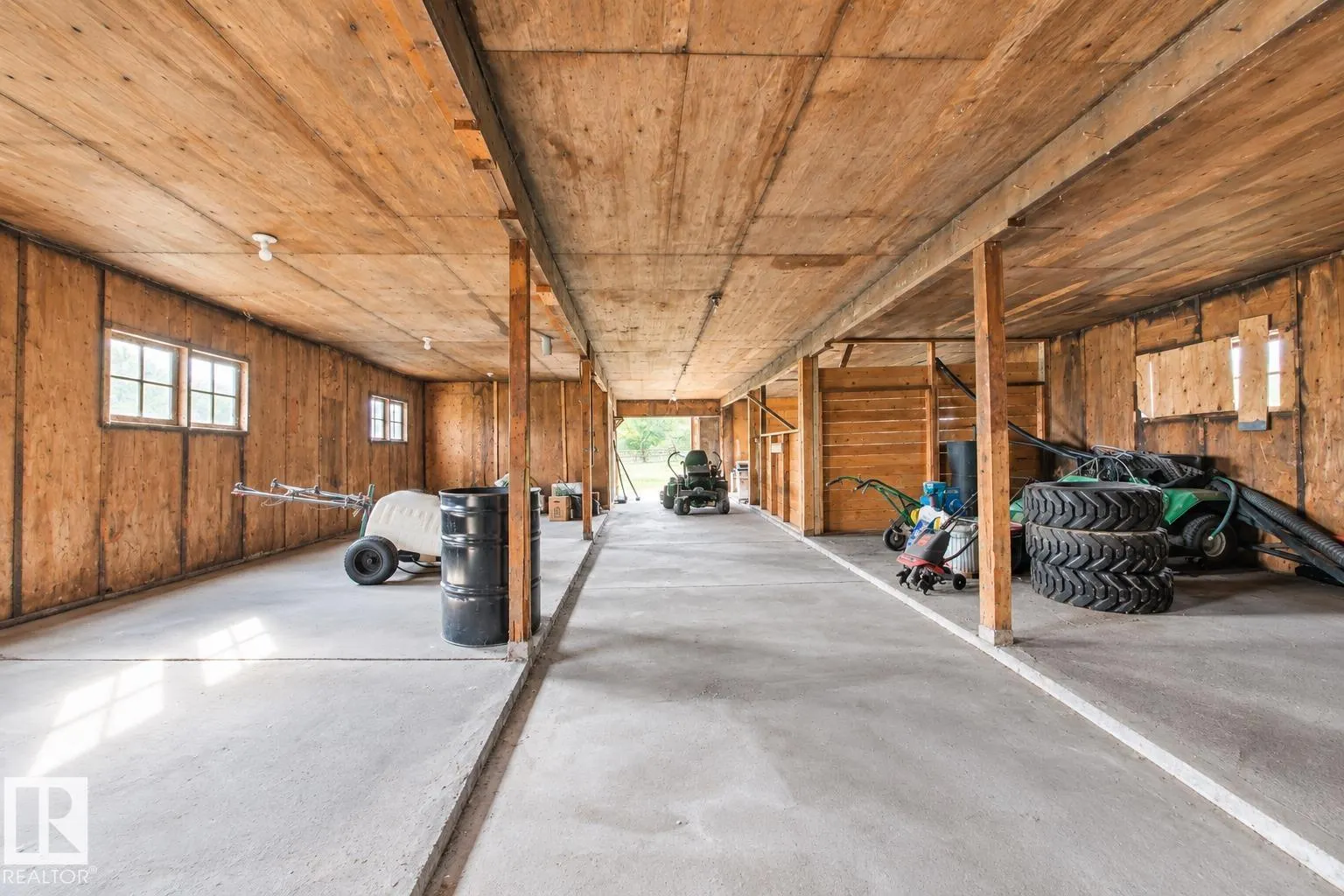 464025 RGE ROAD 242