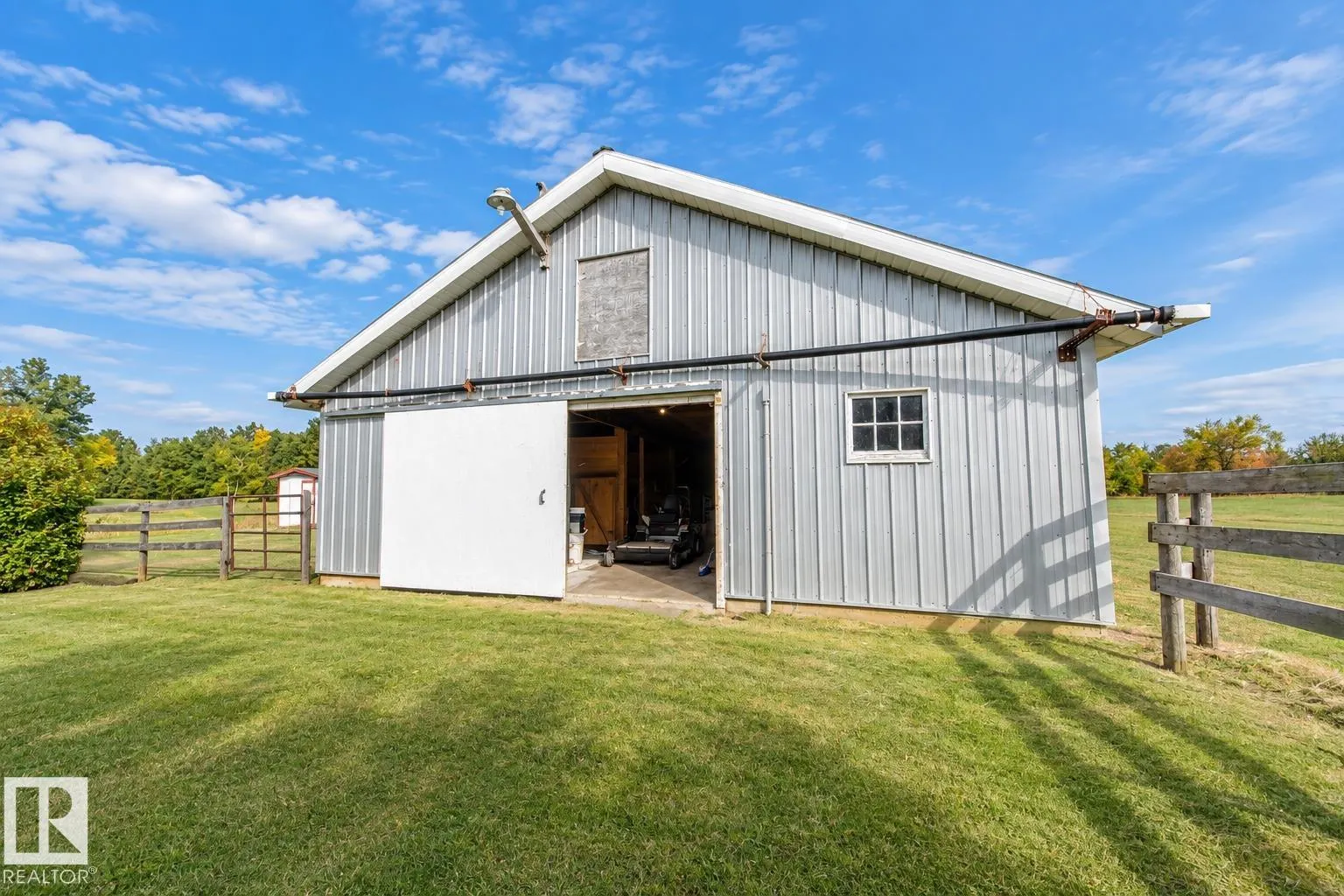 464025 RGE ROAD 242