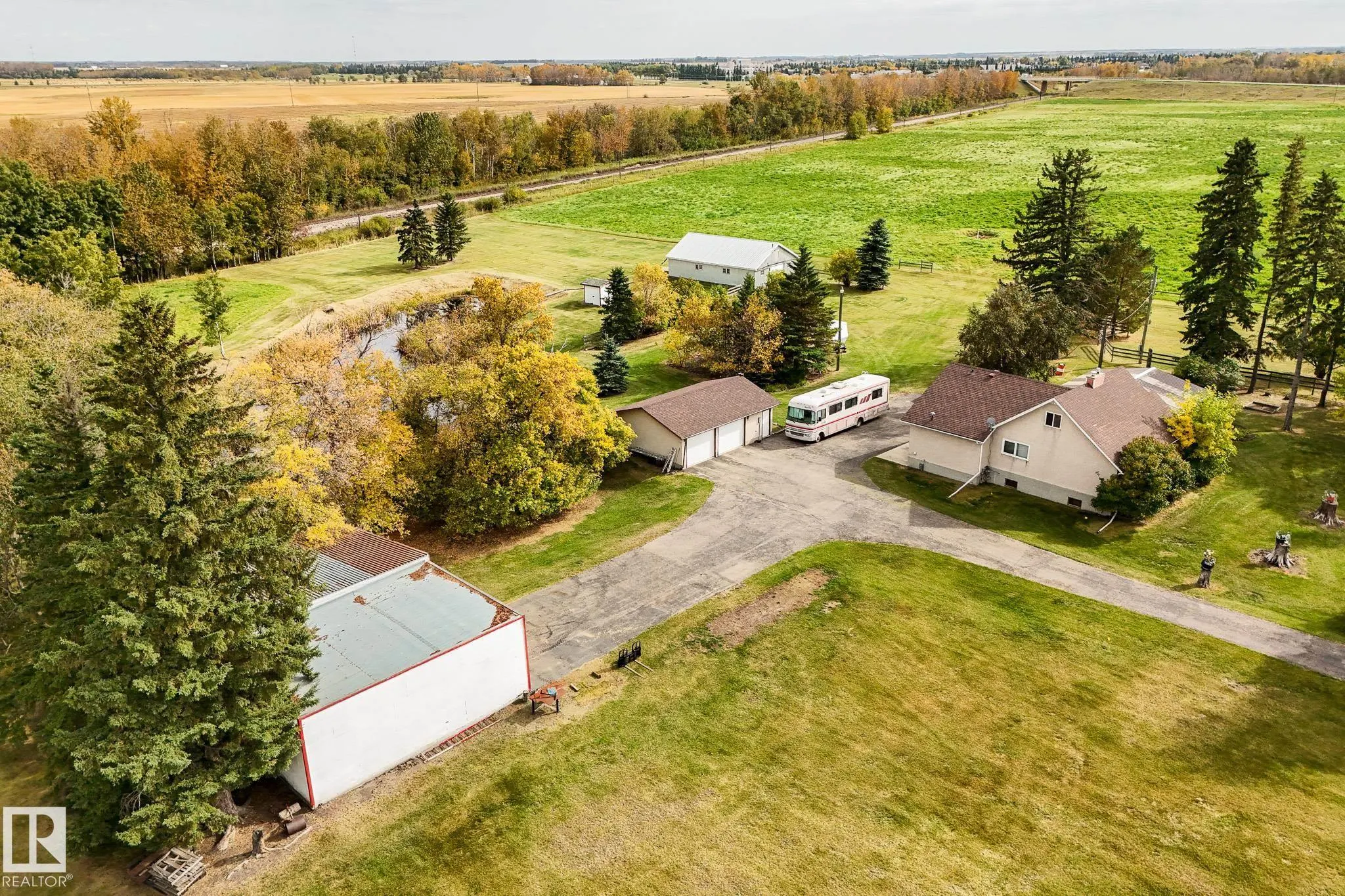 464025 RGE ROAD 242