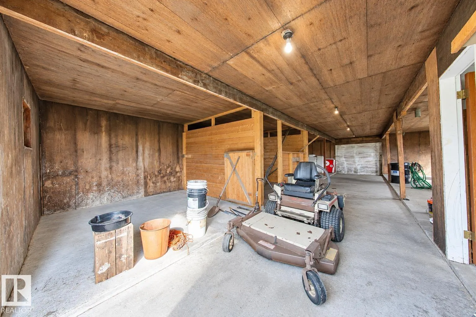 464025 RGE ROAD 242