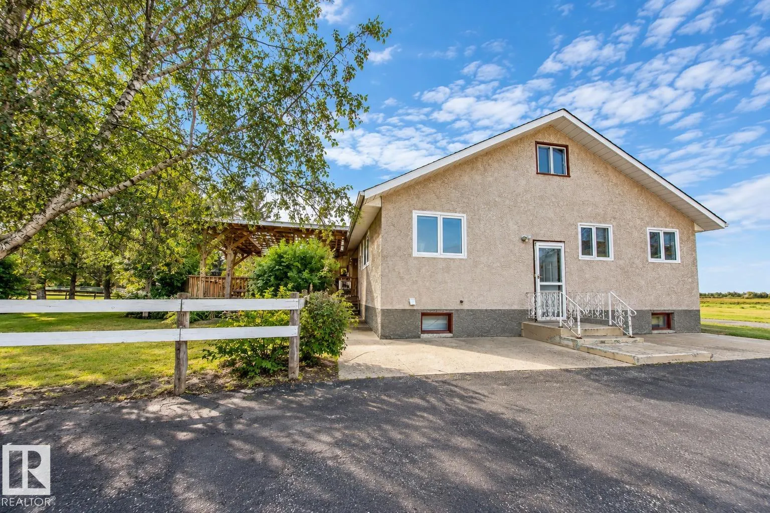 464025 RGE ROAD 242