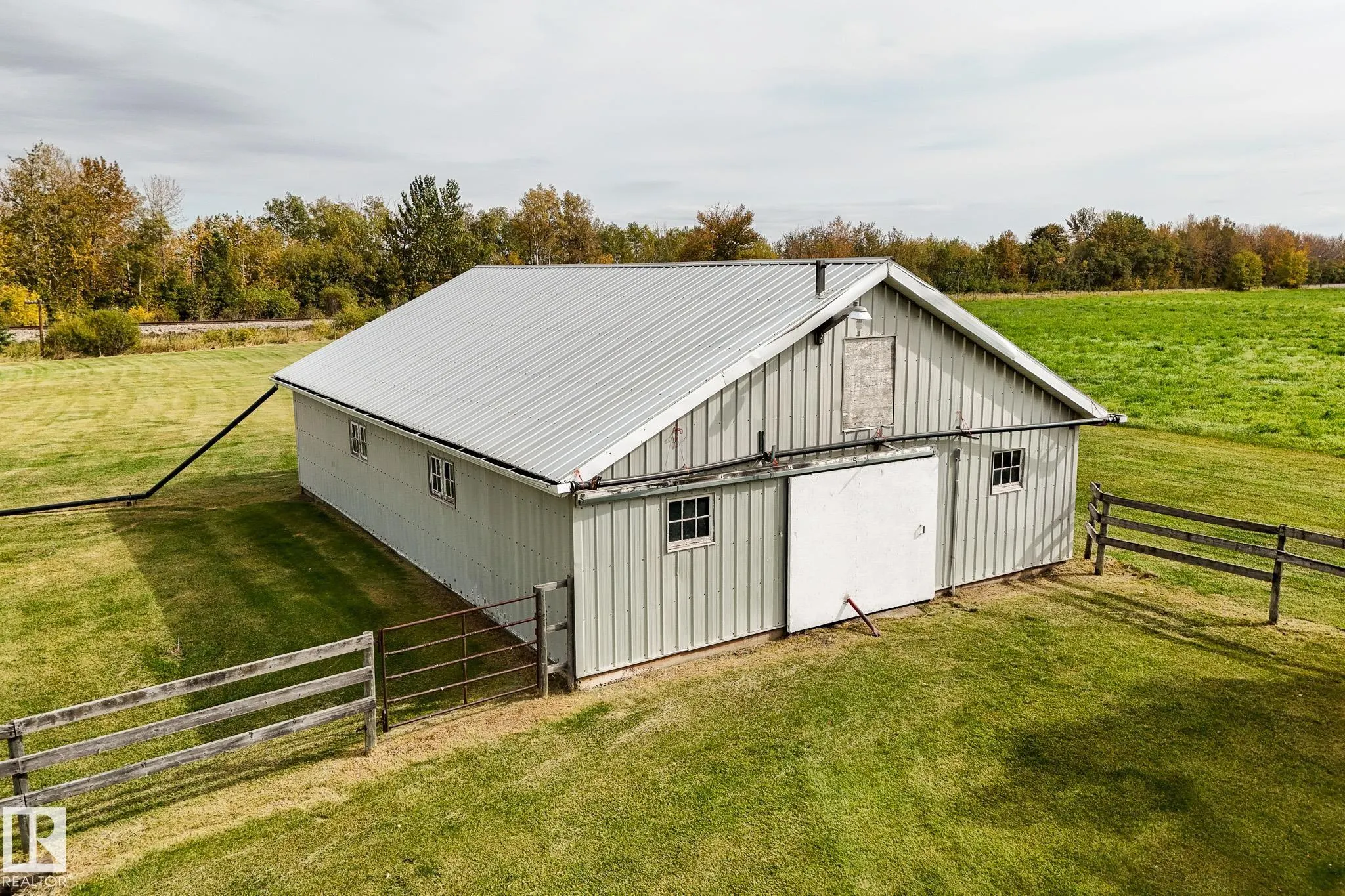 464025 RGE ROAD 242