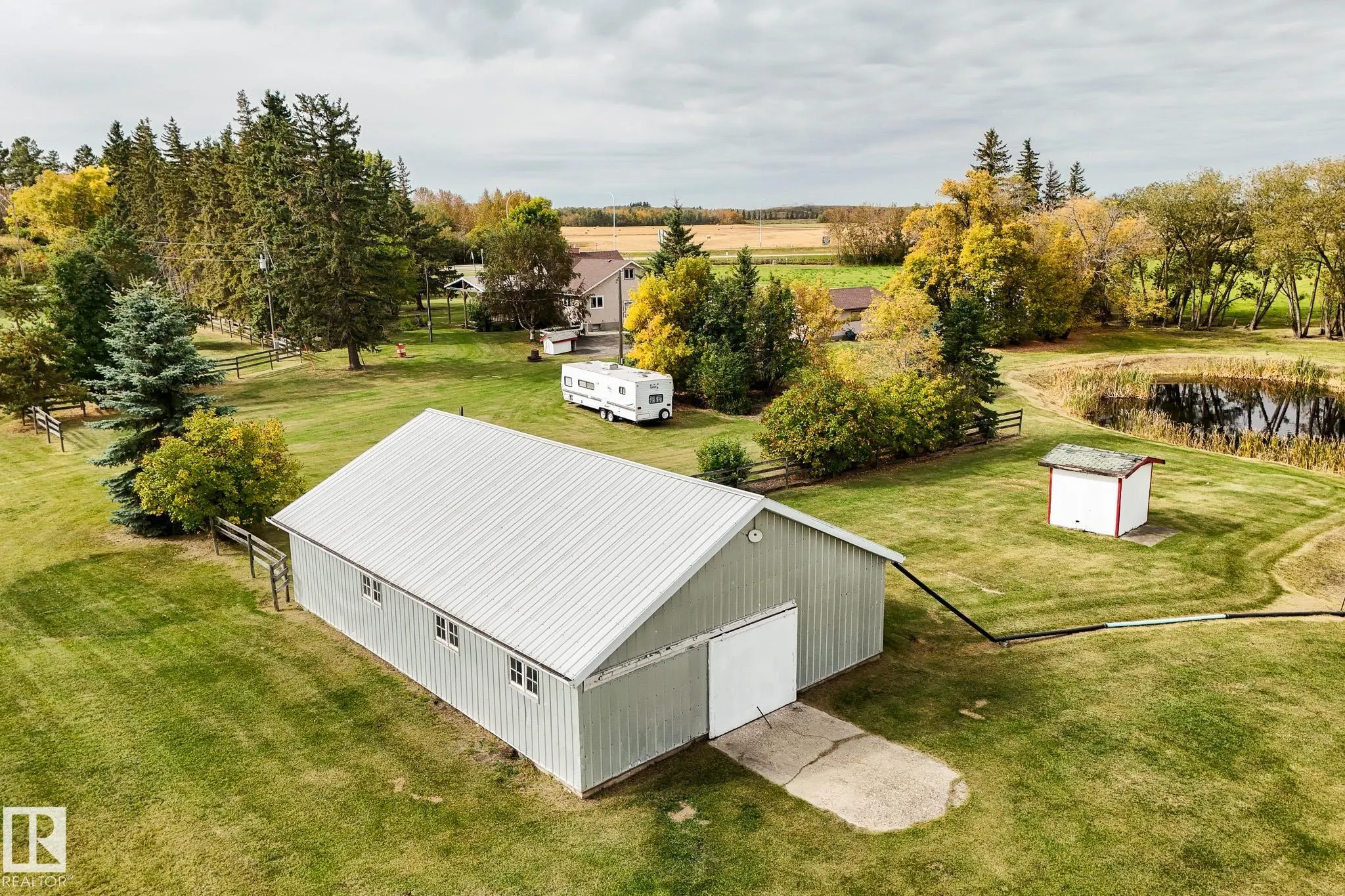 464025 RGE ROAD 242